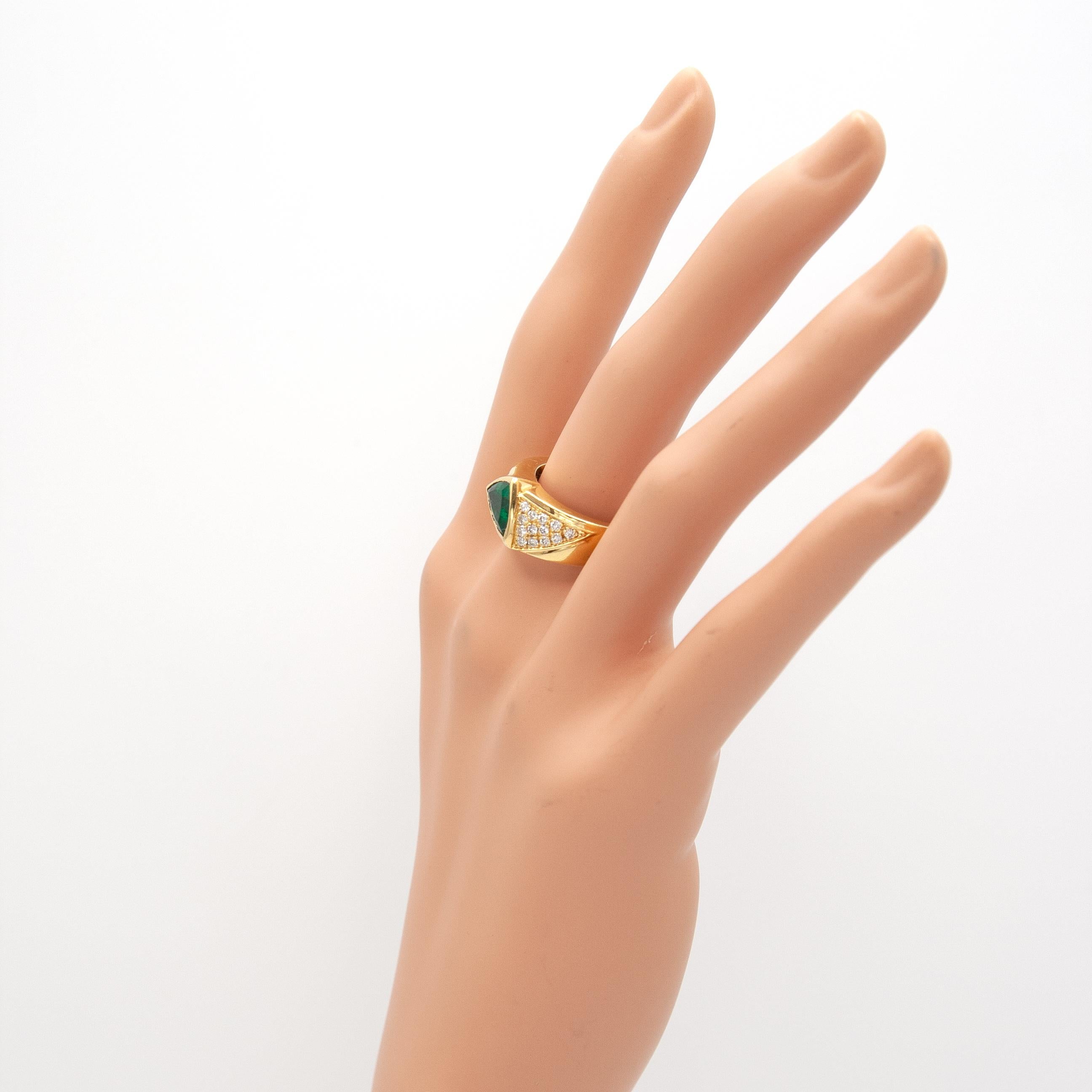 18K Yellow Gold Emerald and Diamond Ring In Excellent Condition For Sale In New York, NY