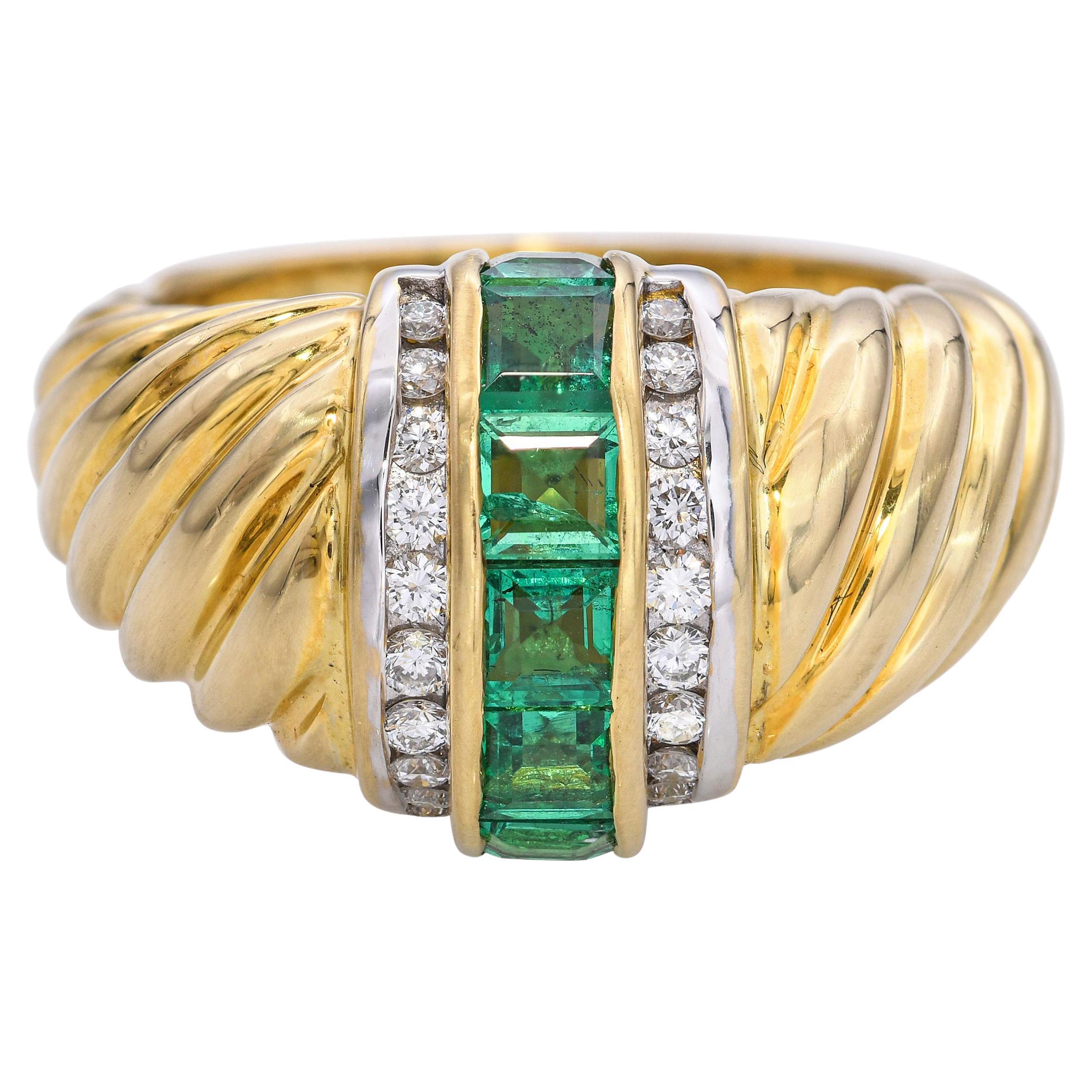 Anillo de oro amarillo de 18k con esmeralda y diamantes