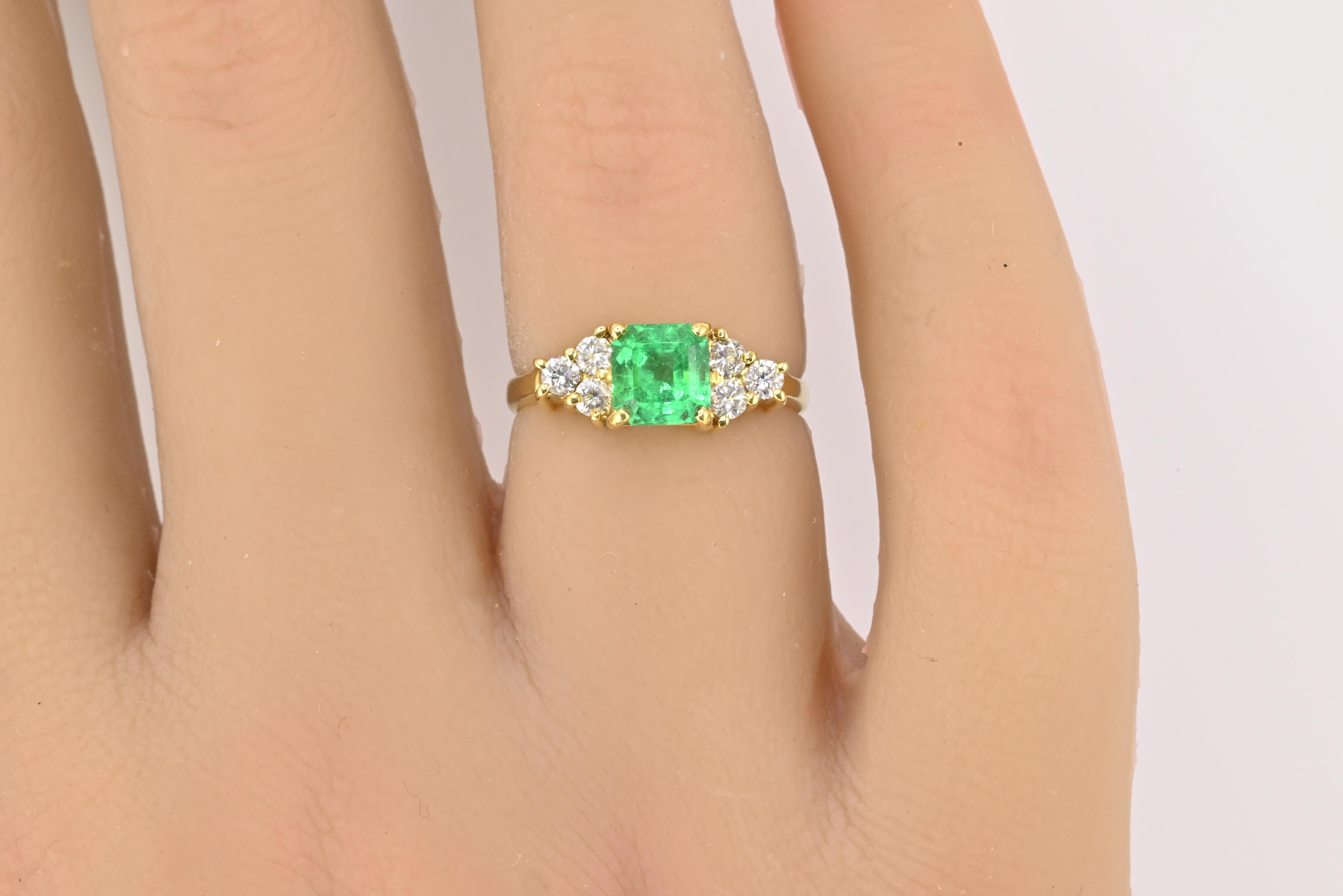 Titolo:
Anello con smeraldo e diamante in oro giallo 18K certificato IGI - Smeraldo 1,05, misura 5,75

Descrizione:

Questo anello certificato IGI, che emana un'eleganza classica, è realizzato in oro giallo 18 carati e presenta al centro un vibrante