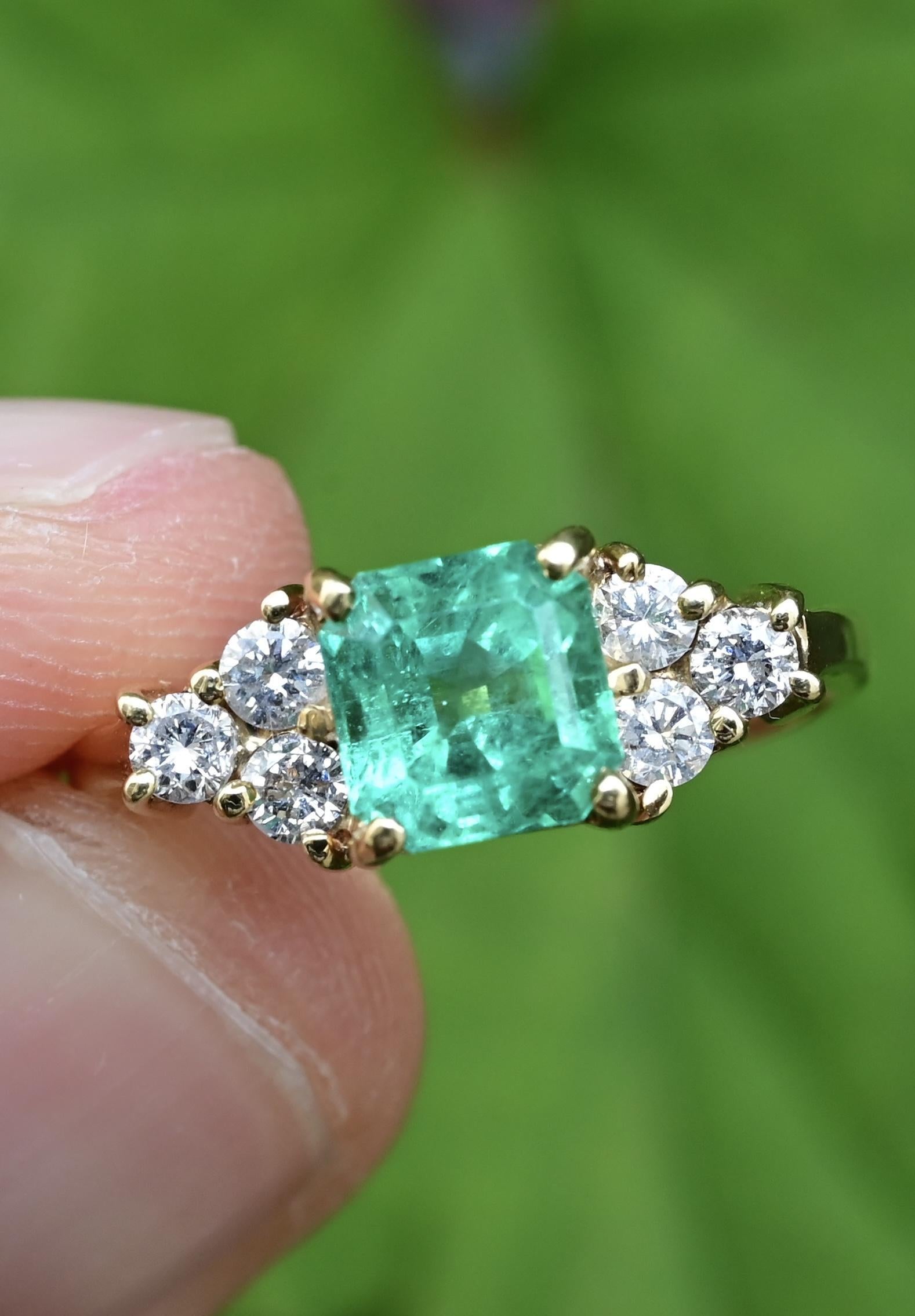 Anello con smeraldo e diamante in oro giallo 18K Olio minore Colombiano Certificato IGI in vendita 1
