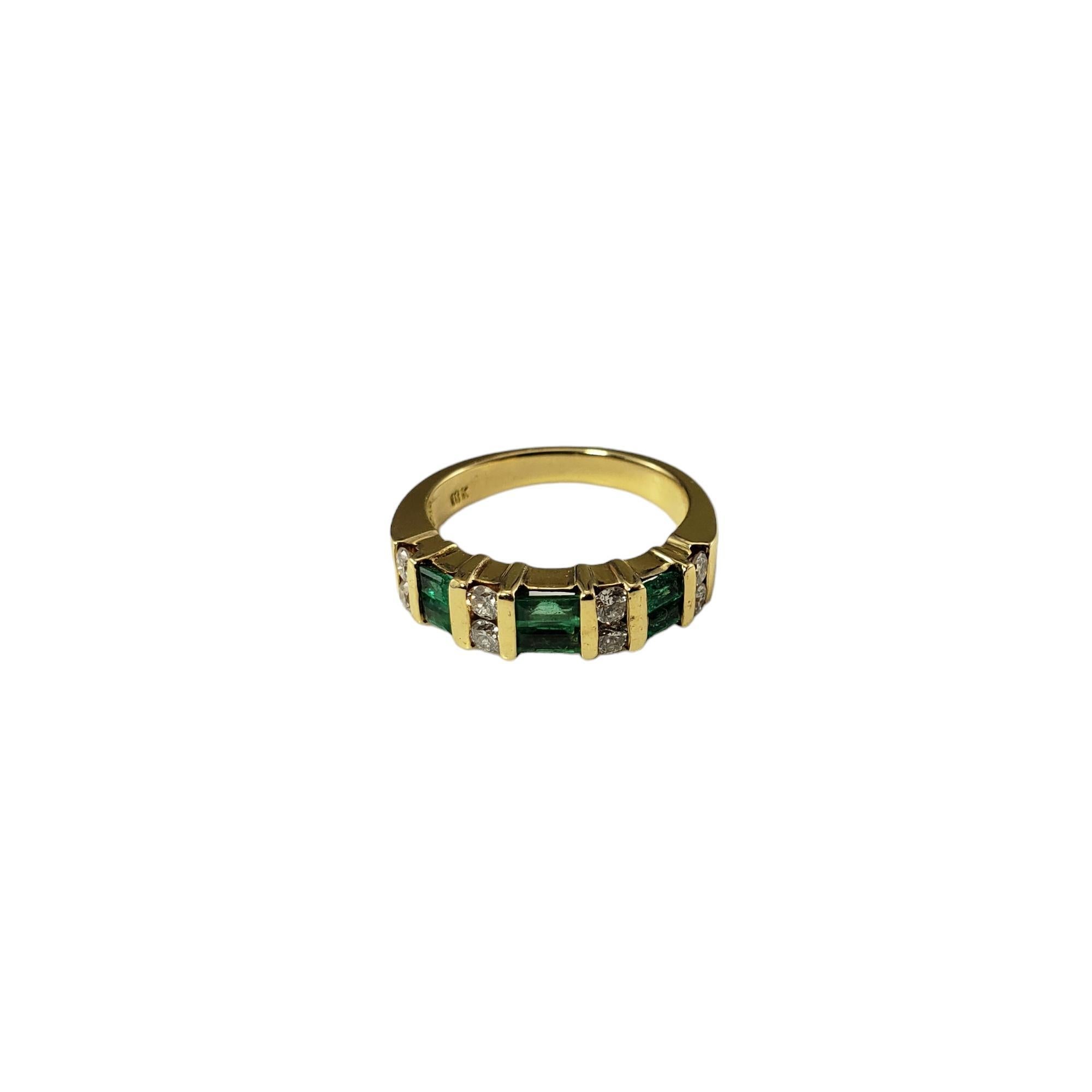 Vintage 18K Gelbgold Smaragd und Diamant Ring Größe 5,75

Dieses schöne Band besteht aus sechs Baguette-Smaragden (je 3,8 mm x 1,9 mm) und acht runden Diamanten im Einzelschliff, gefasst in klassischem 18-karätigem Gelbgold.  Breite: 4 mm.  Schaft: