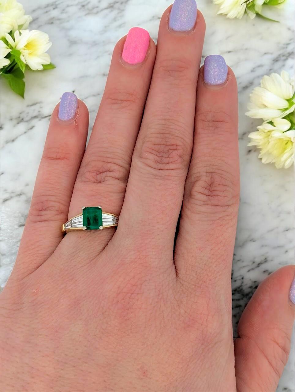 Modern Ondine  18k Yellow Gold Emerald and Diamond Ring with Natural Emerald Cut For Sale
