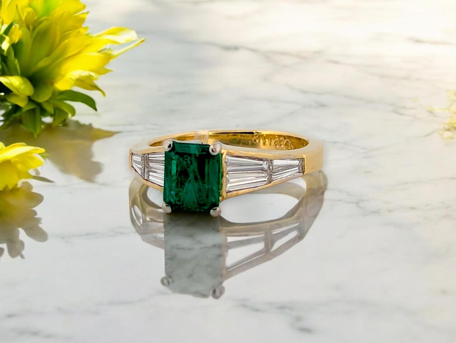 Ondine  18k Yellow Gold Emerald and Diamond Ring with Natural Emerald Cut In New Condition For Sale In Greeneville, TN