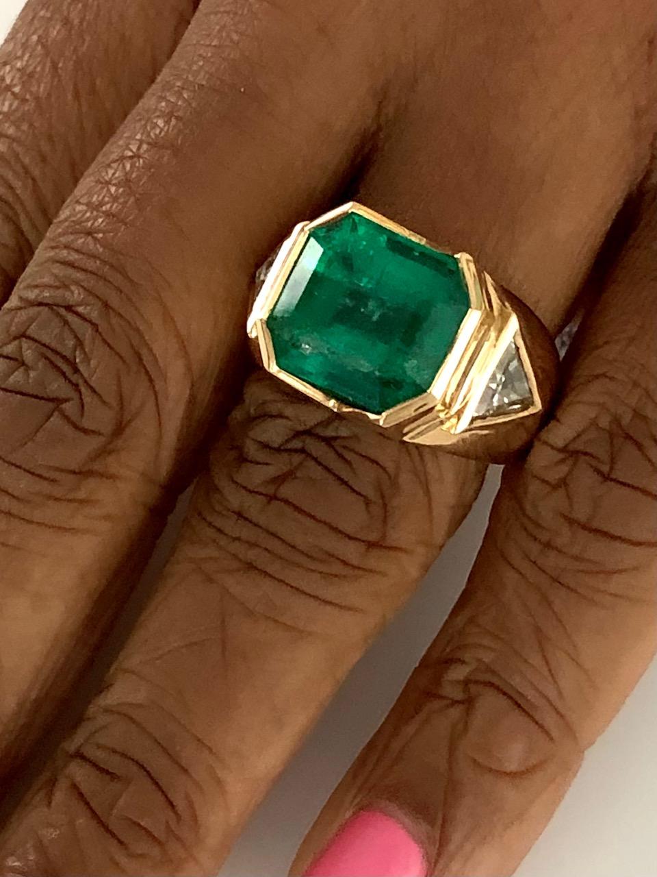 18K Yellow Gold, 8.41 CT Colombian Emerald and Diamond Special Ring For Sale 5