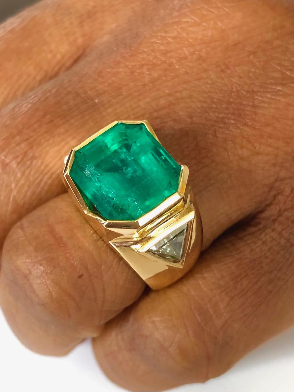 18K Yellow Gold, 8.41 CT Colombian Emerald and Diamond Special Ring For Sale 2
