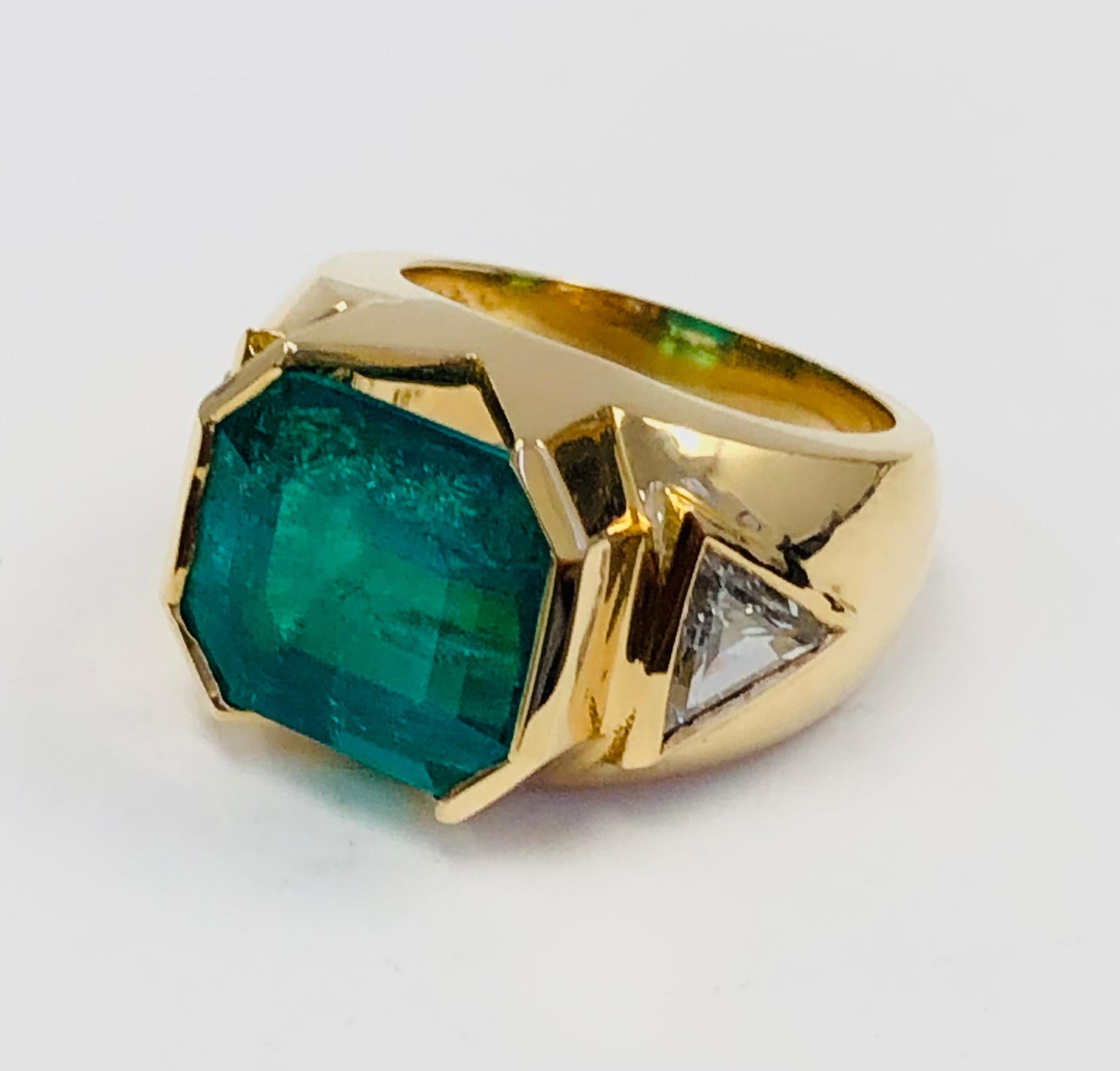 18K Yellow Gold, 8.41 CT Colombian Emerald and Diamond Special Ring For Sale 3