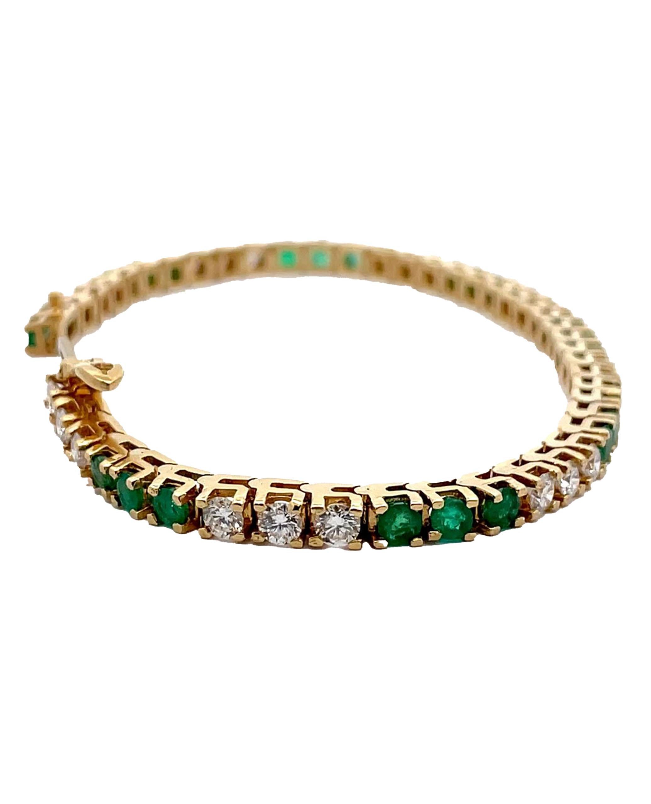 Pulsera de tenis de oro amarillo de 18 quilates con esmeraldas y diamantes Contemporáneo en venta