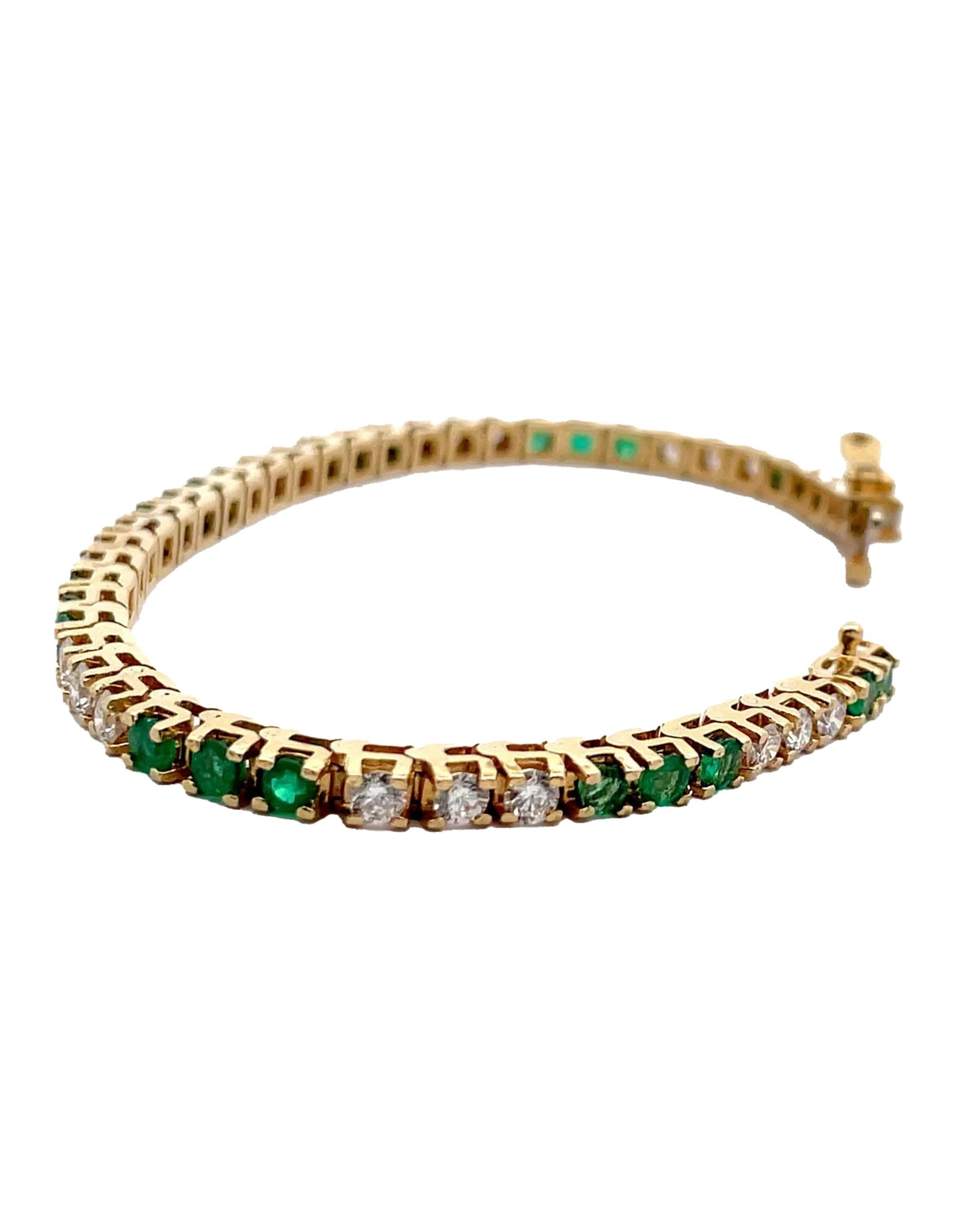 Pulsera de tenis de oro amarillo de 18 quilates con esmeraldas y diamantes Corte redondo en venta