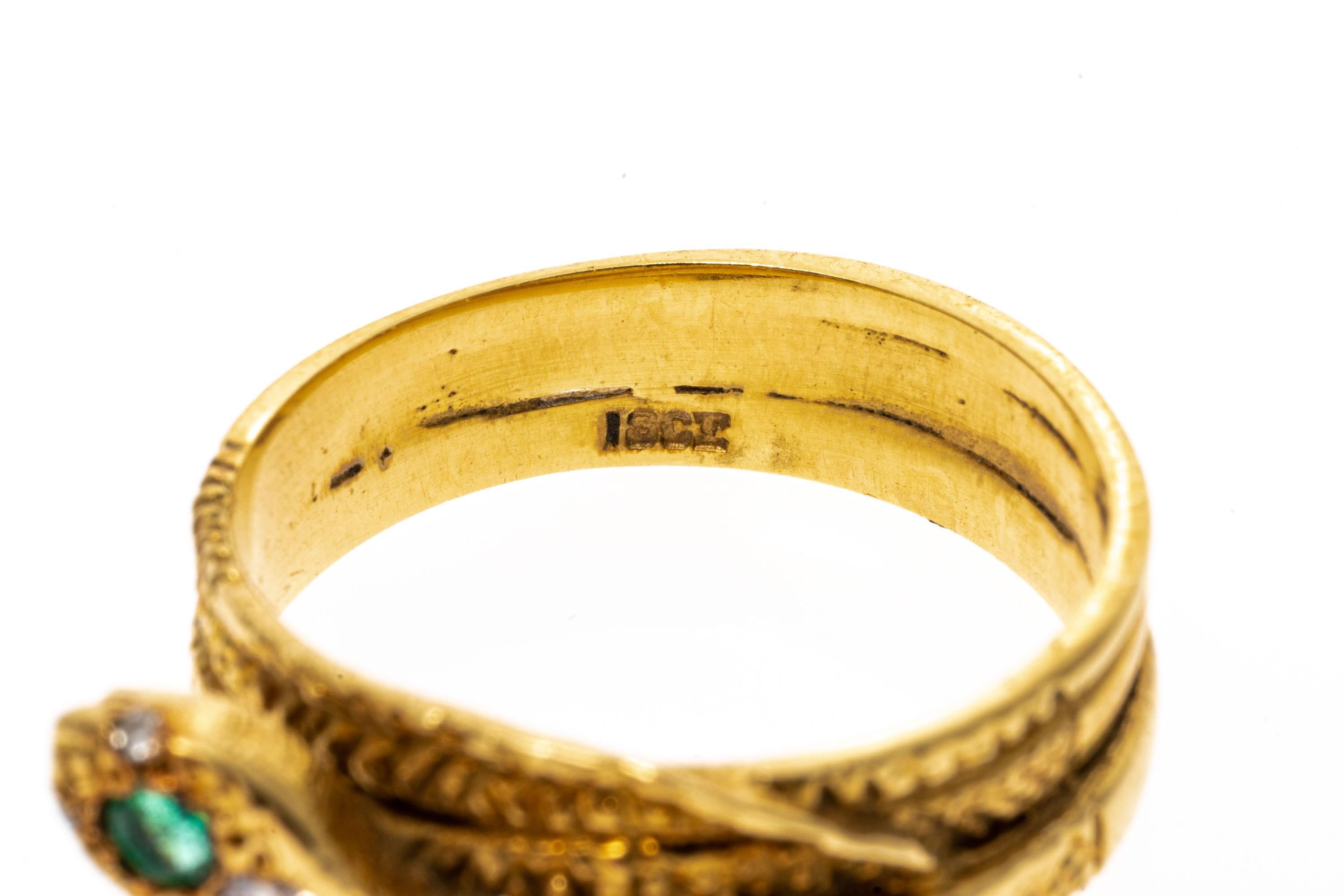 Ring aus 18k Gelbgold. Dieser ungewöhnliche Ring ist ein gewundenes Schlangenmotiv mit einem kreuzschraffierten, gemusterten Körper und einem hochglanzpolierten Schaft, der zu einer dreifachen Windung gewickelt ist und mit einem runden, facettierten