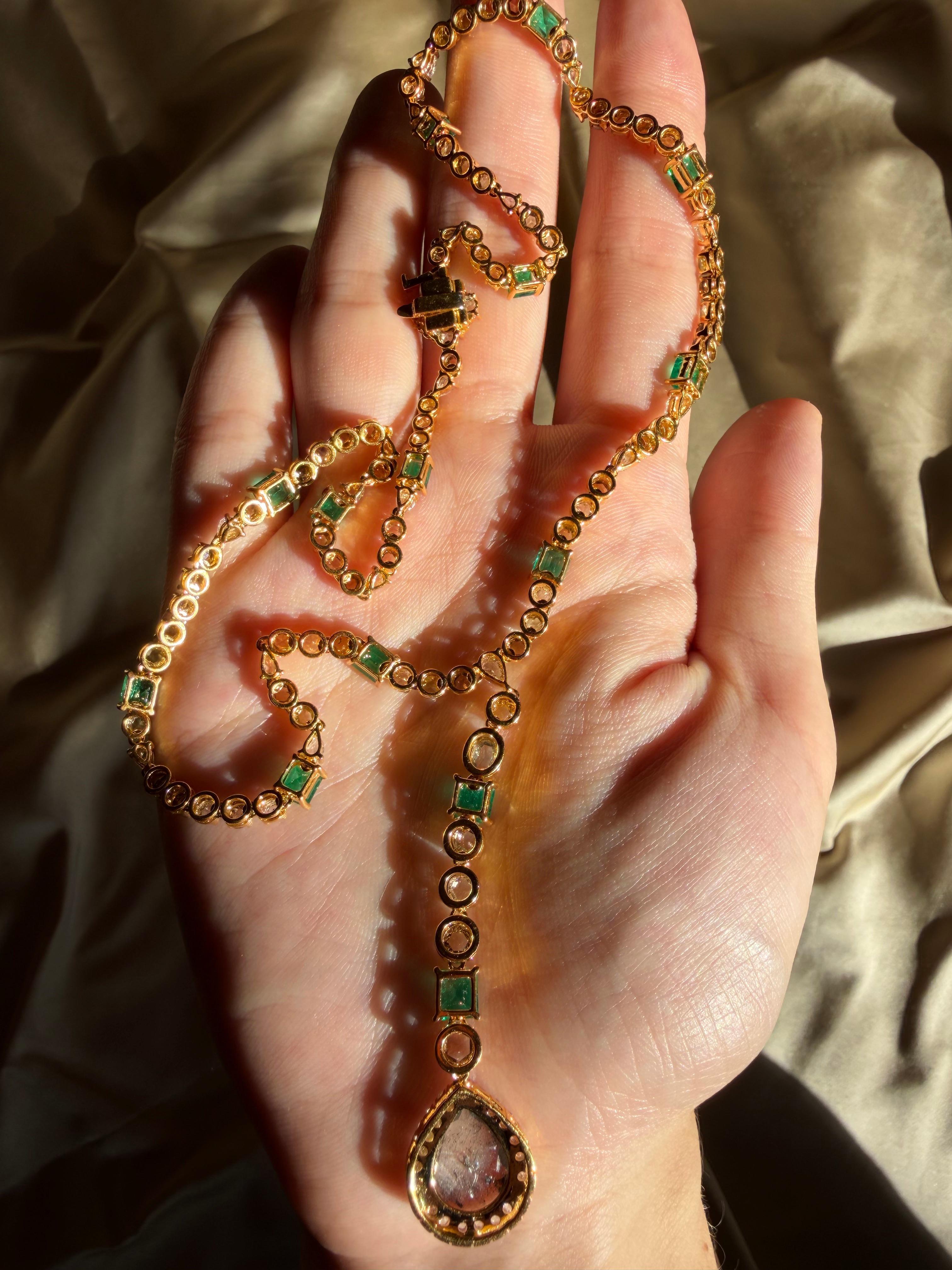 Collar de Oro Amarillo de 18k con Esmeralda y Diamantes Multicolor en forma de Y en venta 6