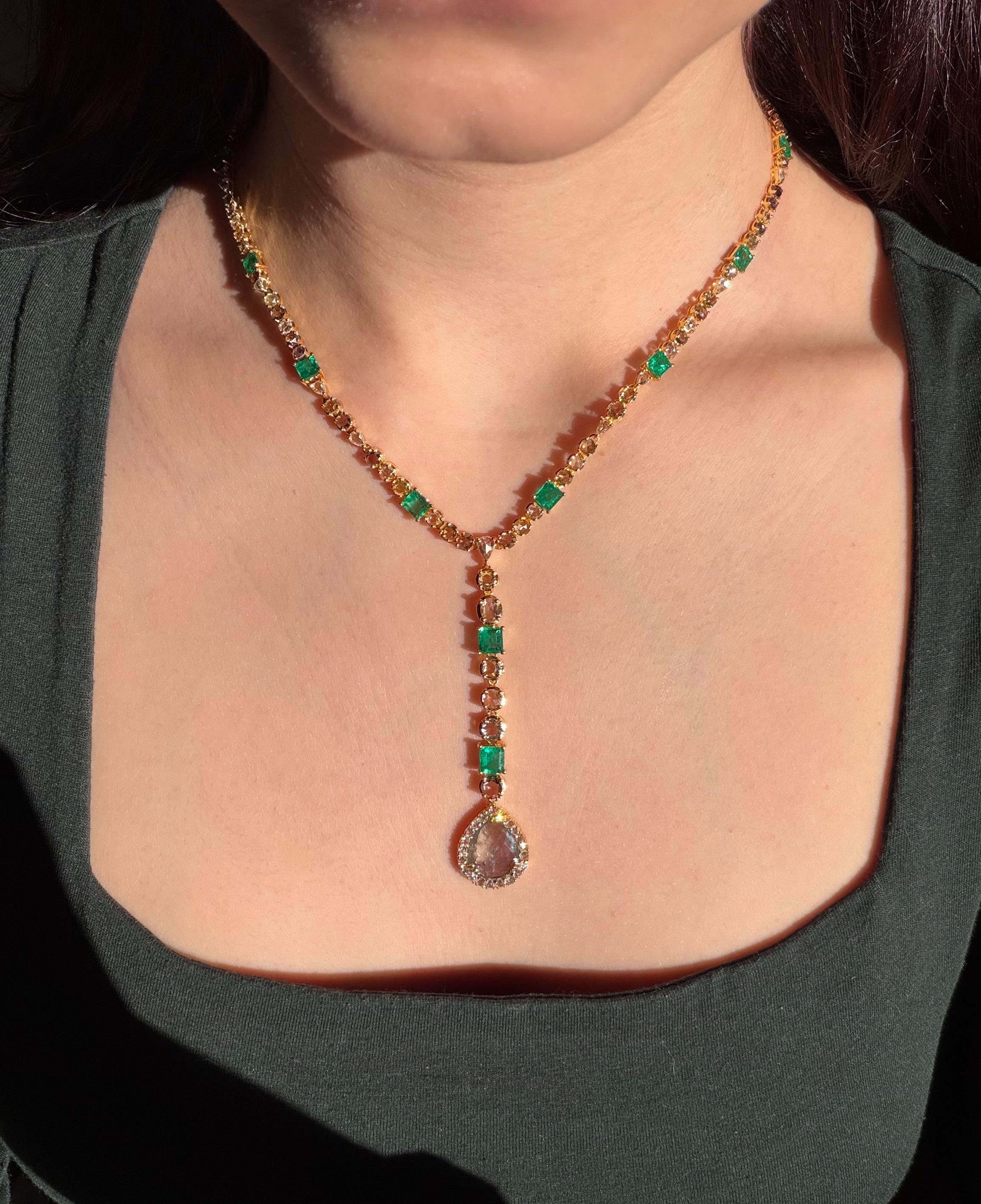 Collar de Oro Amarillo de 18k con Esmeralda y Diamantes Multicolor en forma de Y en venta 1