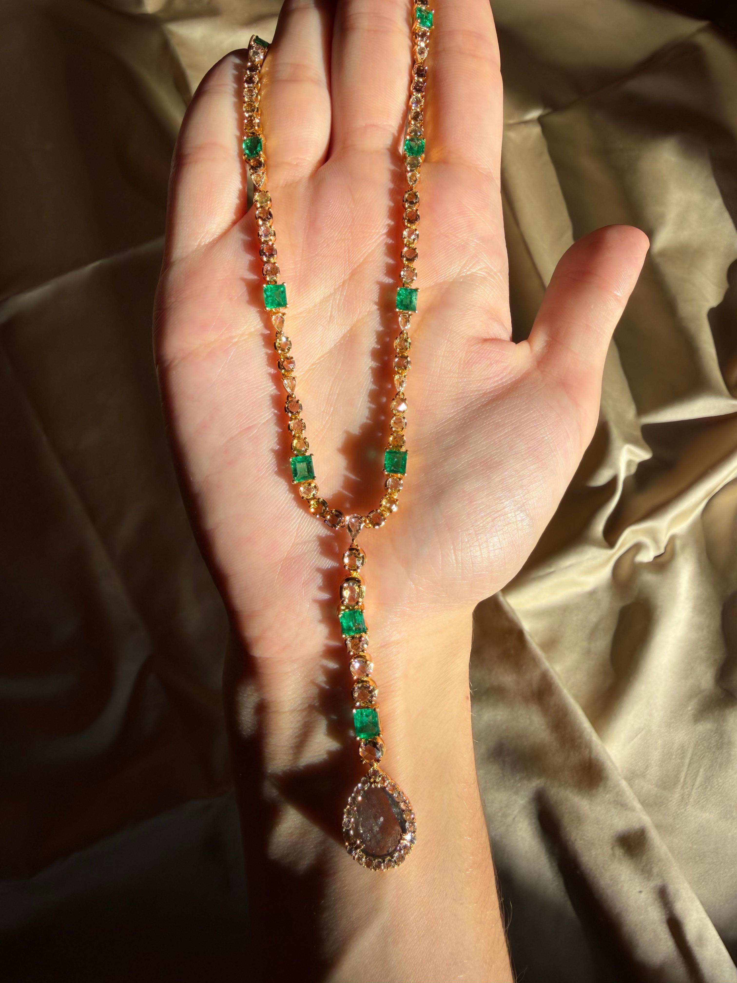 Collar de Oro Amarillo de 18k con Esmeralda y Diamantes Multicolor en forma de Y en venta 3