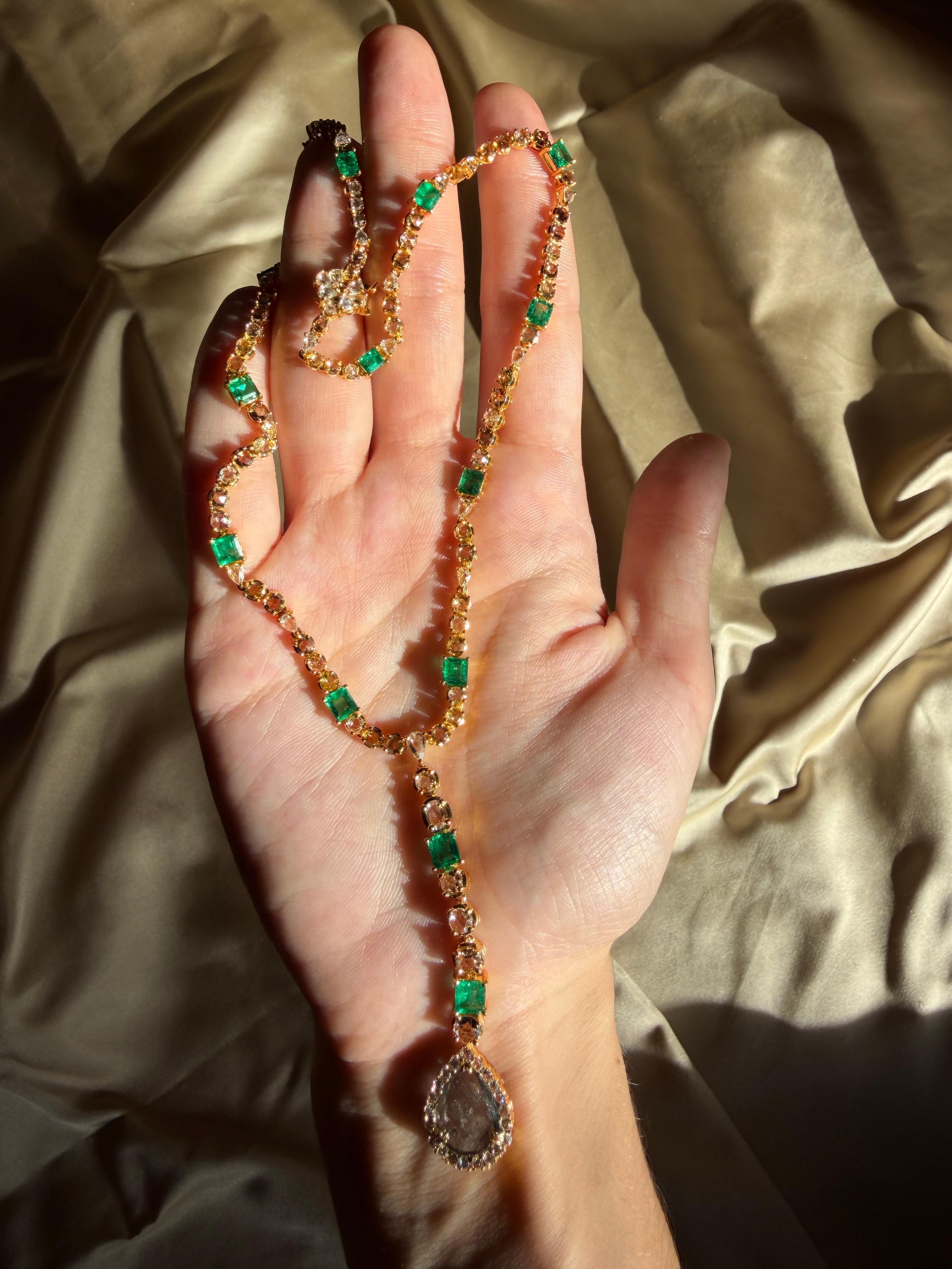 Collar de Oro Amarillo de 18k con Esmeralda y Diamantes Multicolor en forma de Y en venta 4