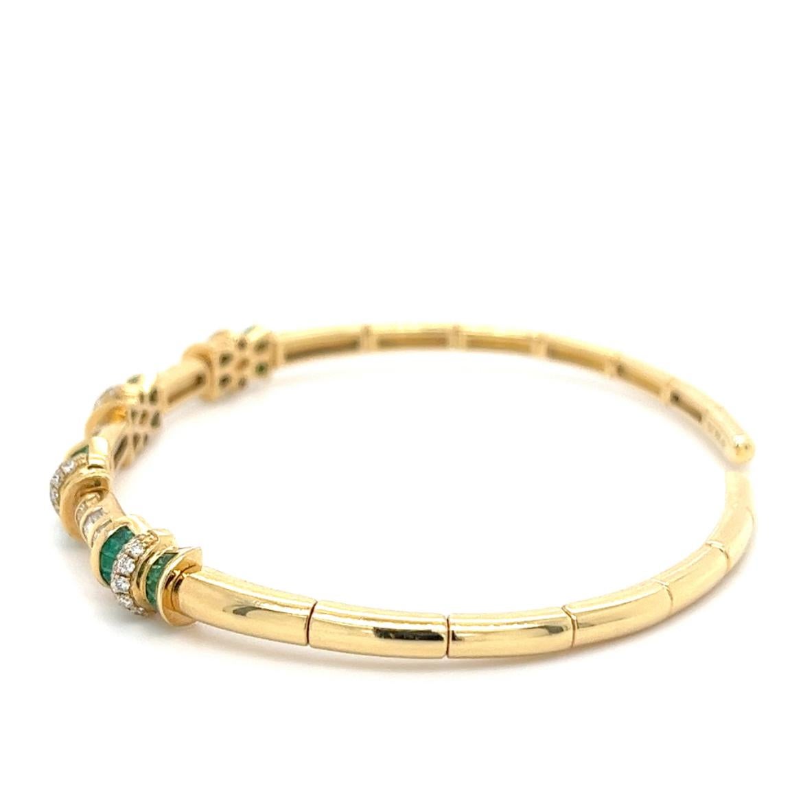 Bracelets émeraudes en or jaune 18 carats avec diamants

Or jaune 18K - 10.35 GM
36 diamants - 0,59 CT
40 Emeraudes - 2.68 CT
44 diamants - 0,29 CT

Ces bracelets exquis sont fabriqués en or jaune 18 carats de première qualité, ce qui leur confère