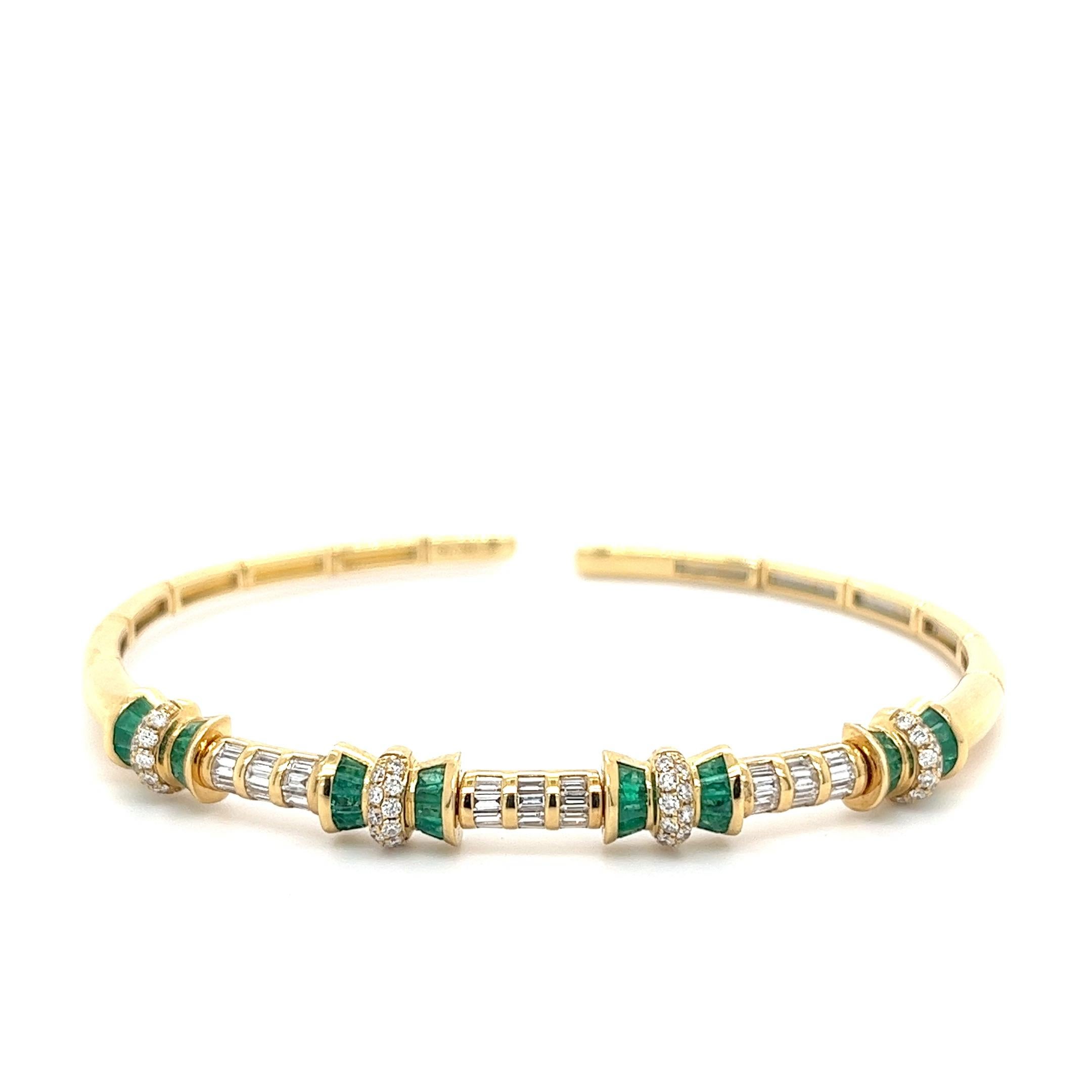 Taille ronde Bracelets émeraudes en or jaune 18 carats avec diamants en vente