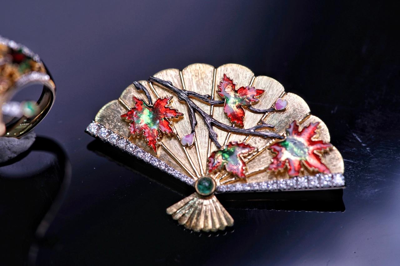 Taille ronde Pendentif broche traditionnel chinois émaillé émeraude en or jaune 18 carats en vente