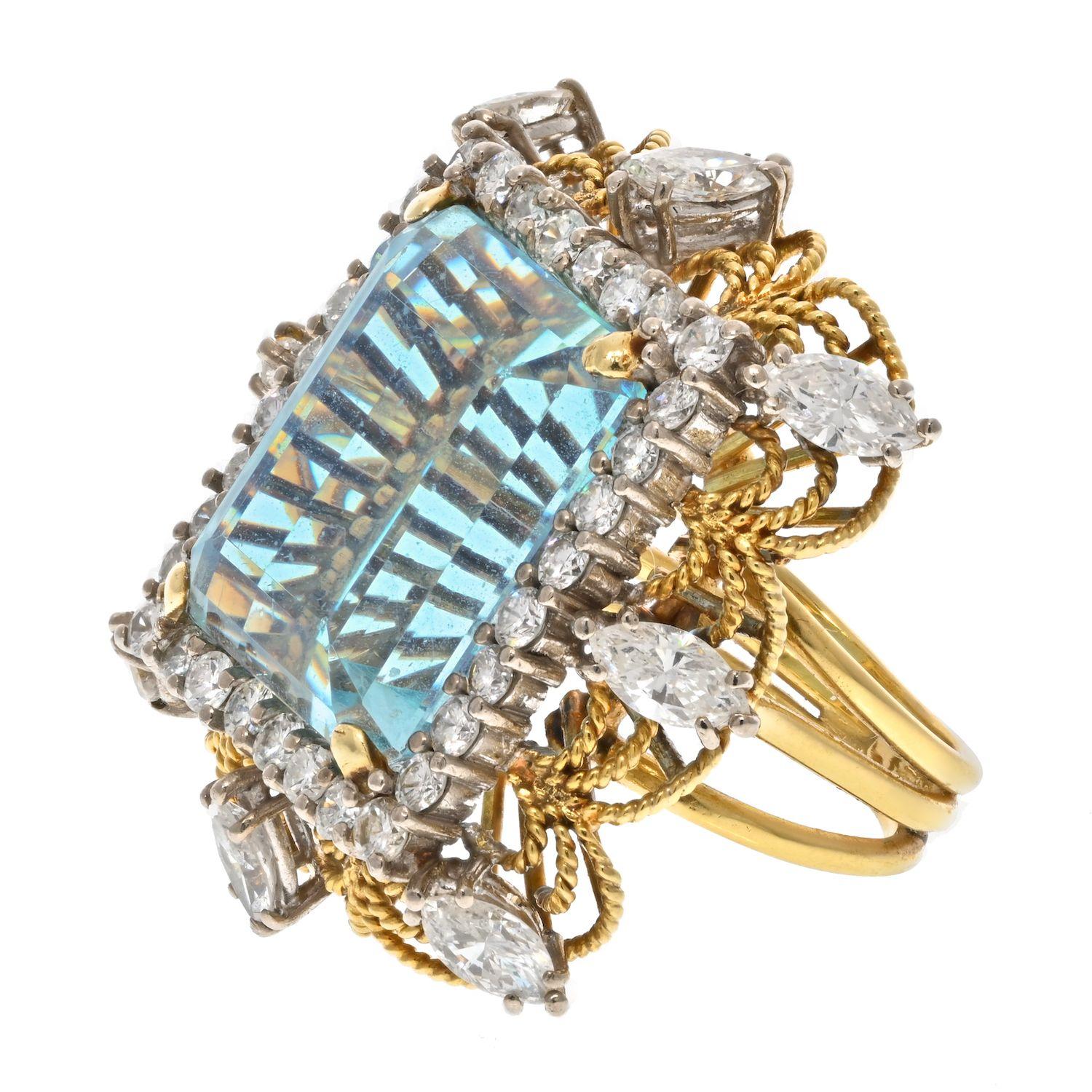 Moderne Bague halo en or jaune 18 carats, aigue-marine taille émeraude et diamants en vente