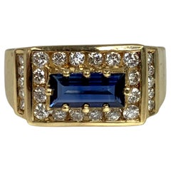 Bague en or jaune 18 carats avec saphir bleu taille émeraude et diamants