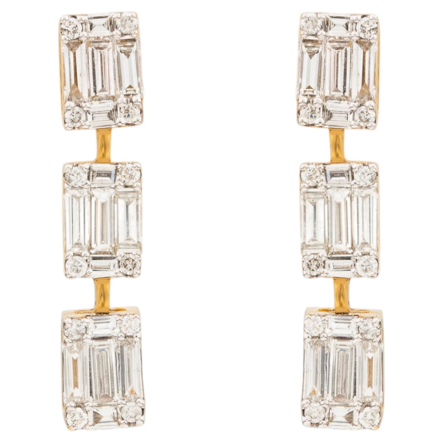 Ohrhänger aus 18 Karat Gelbgold mit Diamanten im Smaragdschliff und im runden Brillantschliff in linearer Tropfenform