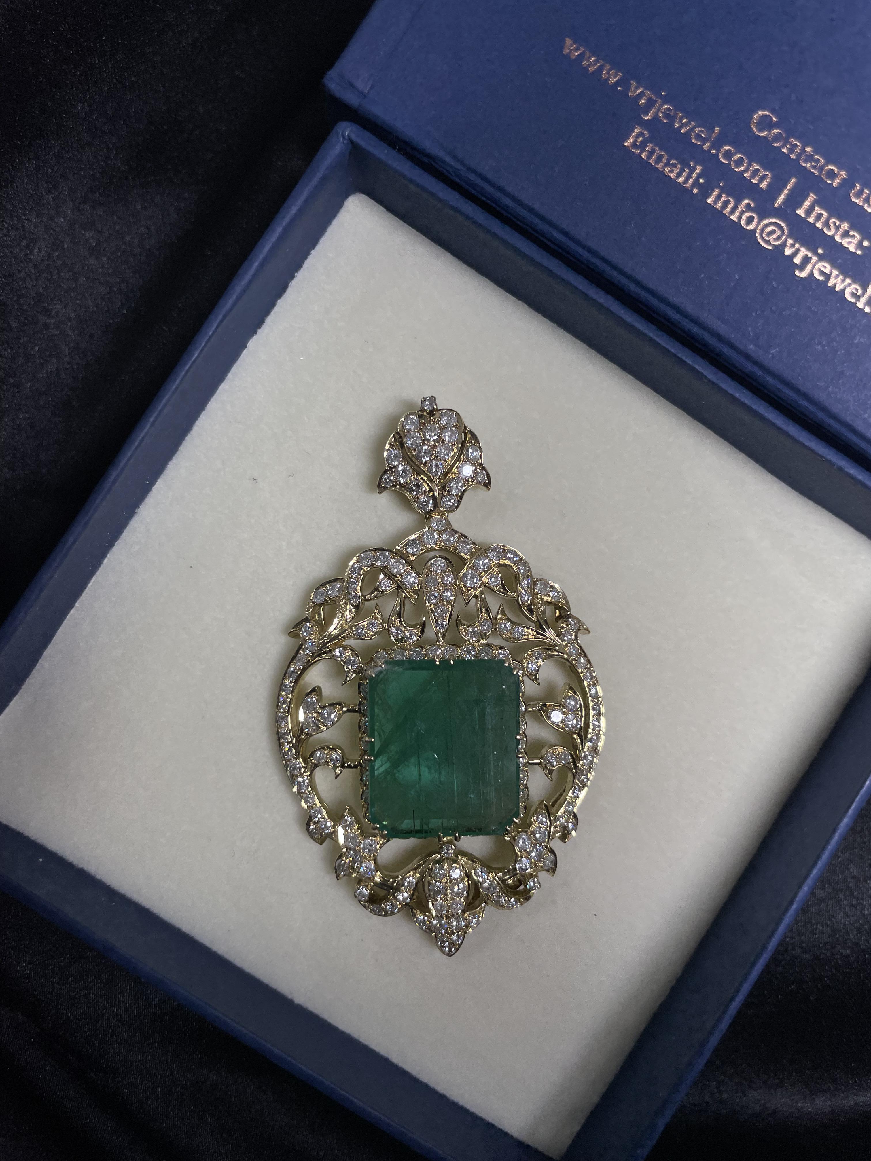 18K Yellow Gold Emerald Diamond Classic Pendant In New Condition For Sale In Houston, TX