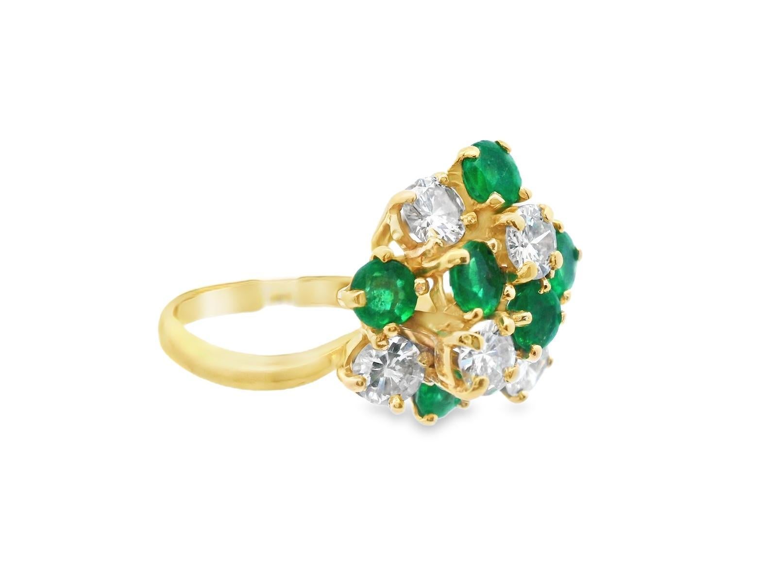 18 Karat Gelbgold Smaragd & Diamant Cluster-Ring (Rundschliff) im Angebot
