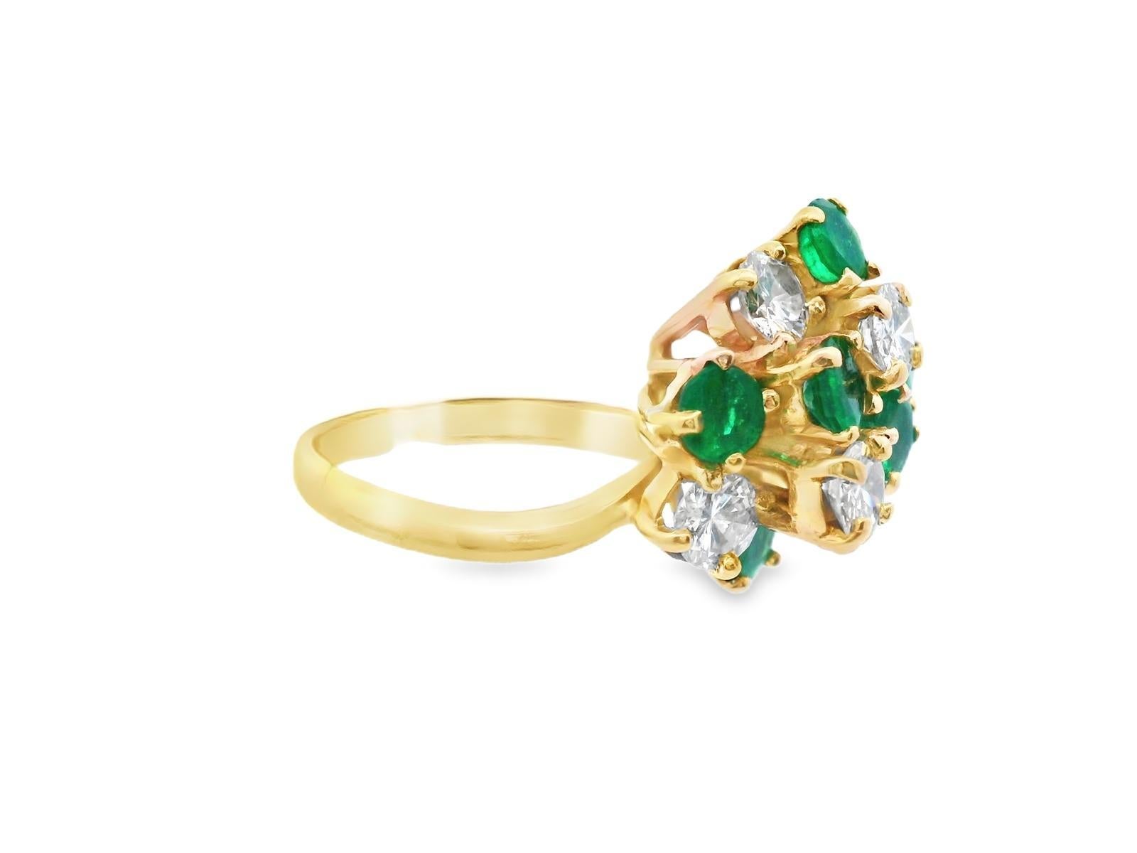 18 Karat Gelbgold Smaragd & Diamant Cluster-Ring im Zustand „Gut“ im Angebot in Lexington, KY
