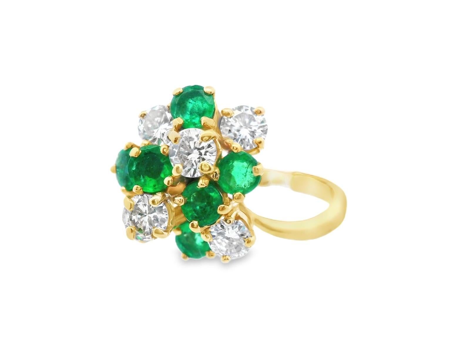 18 Karat Gelbgold Smaragd & Diamant Cluster-Ring Damen im Angebot