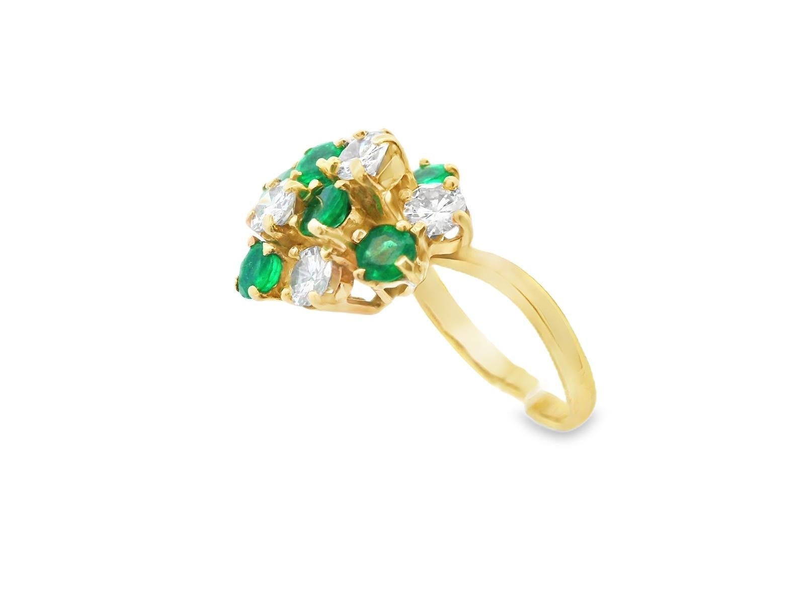 18 Karat Gelbgold Smaragd & Diamant Cluster-Ring im Angebot 1