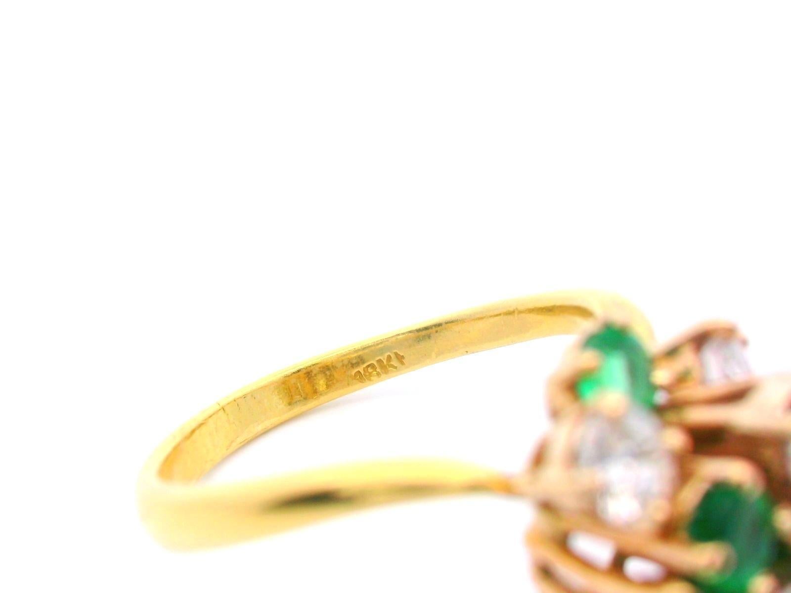 18 Karat Gelbgold Smaragd & Diamant Cluster-Ring im Angebot 3