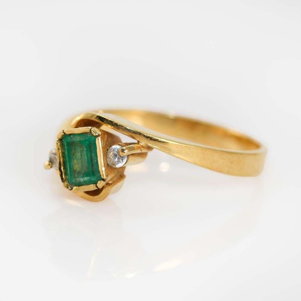 18k Yellow Gold Emerald & Diamond Ring 3.1gr In Excellent Condition For Sale In Laguna Beach, CA