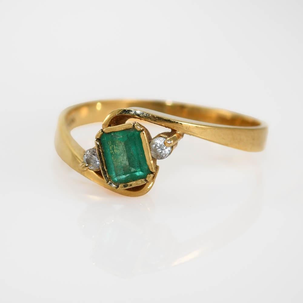 18k Yellow Gold Emerald & Diamond Ring 3.1gr For Sale 3