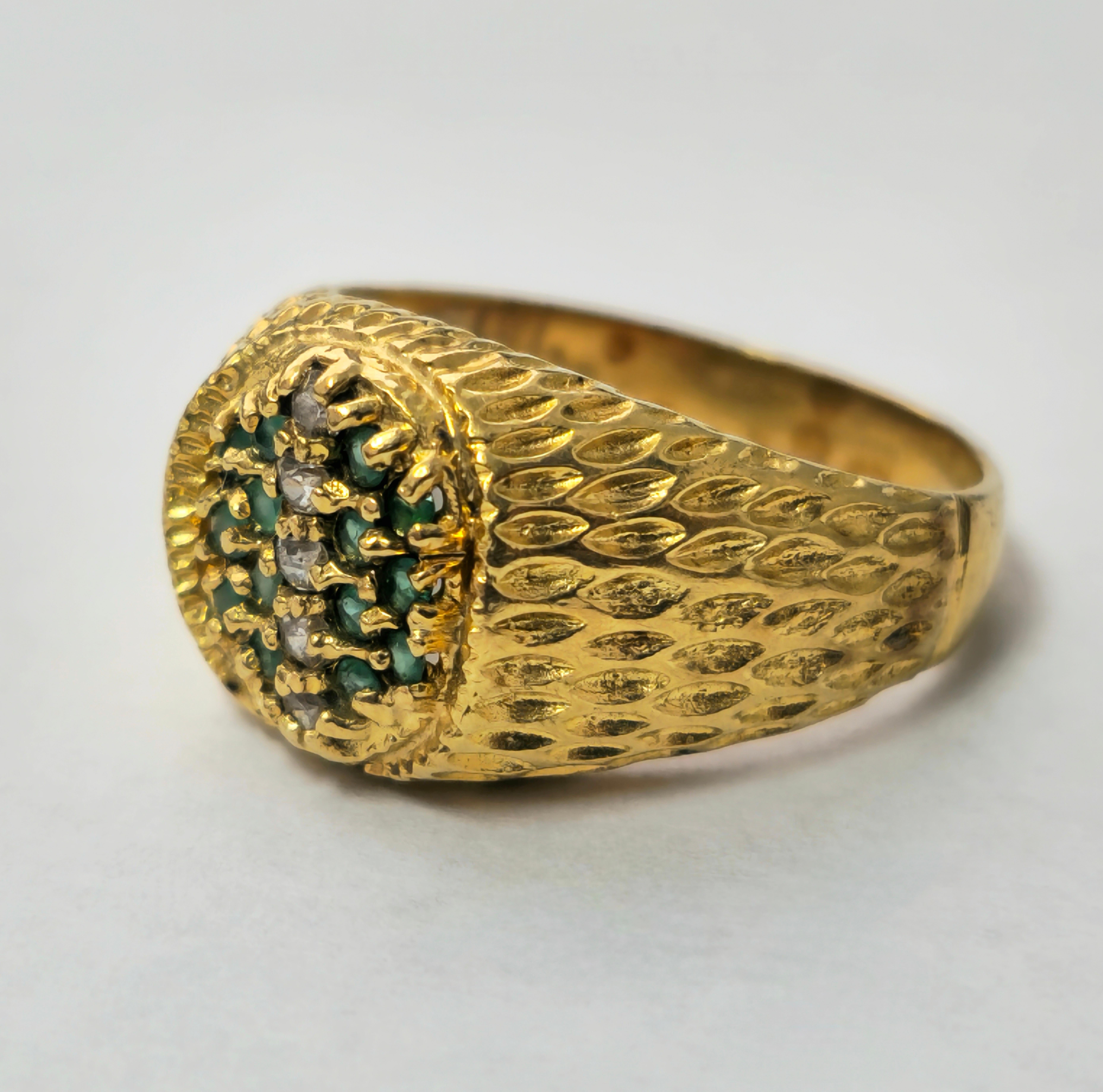 Round Cut 18k yellow gold Emerald Diamond Ring Cocktail Ring For Sale