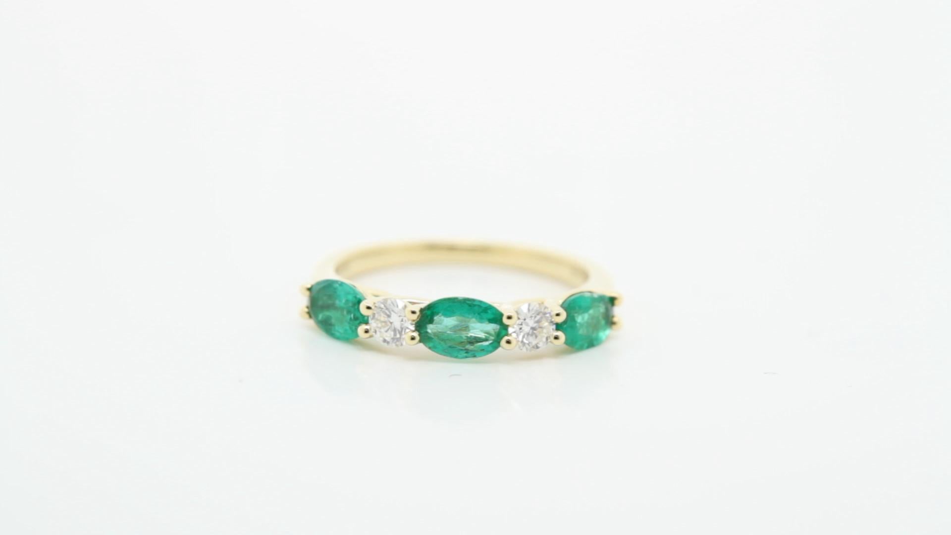 Réalisée en or jaune 18 carats, cette bague exquise est centrée sur une émeraude de 6×4 mm d'un vert luxuriant, célèbre pour sa vivacité et son attrait intemporel. 

L'émeraude est complétée par des diamants blancs étincelants, soigneusement sertis