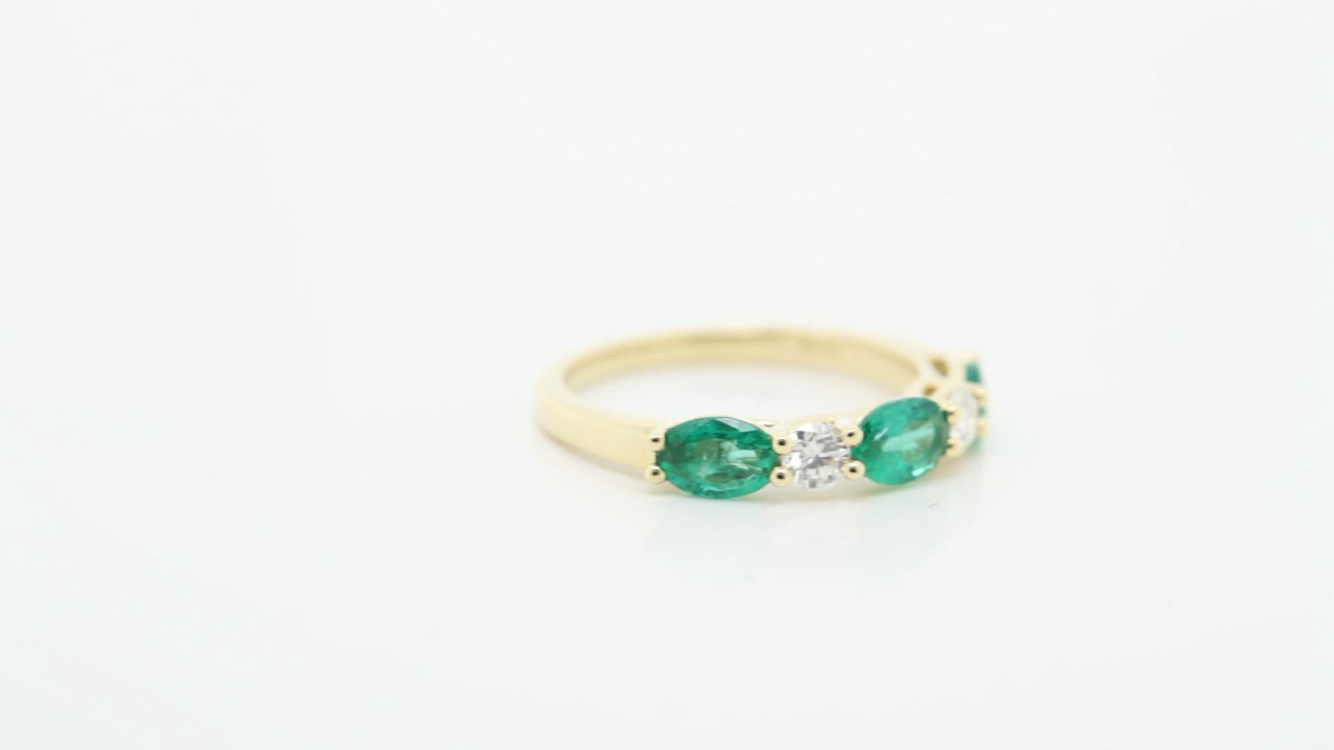 Moderne Bague en or jaune 18K avec émeraude et diamant en vente