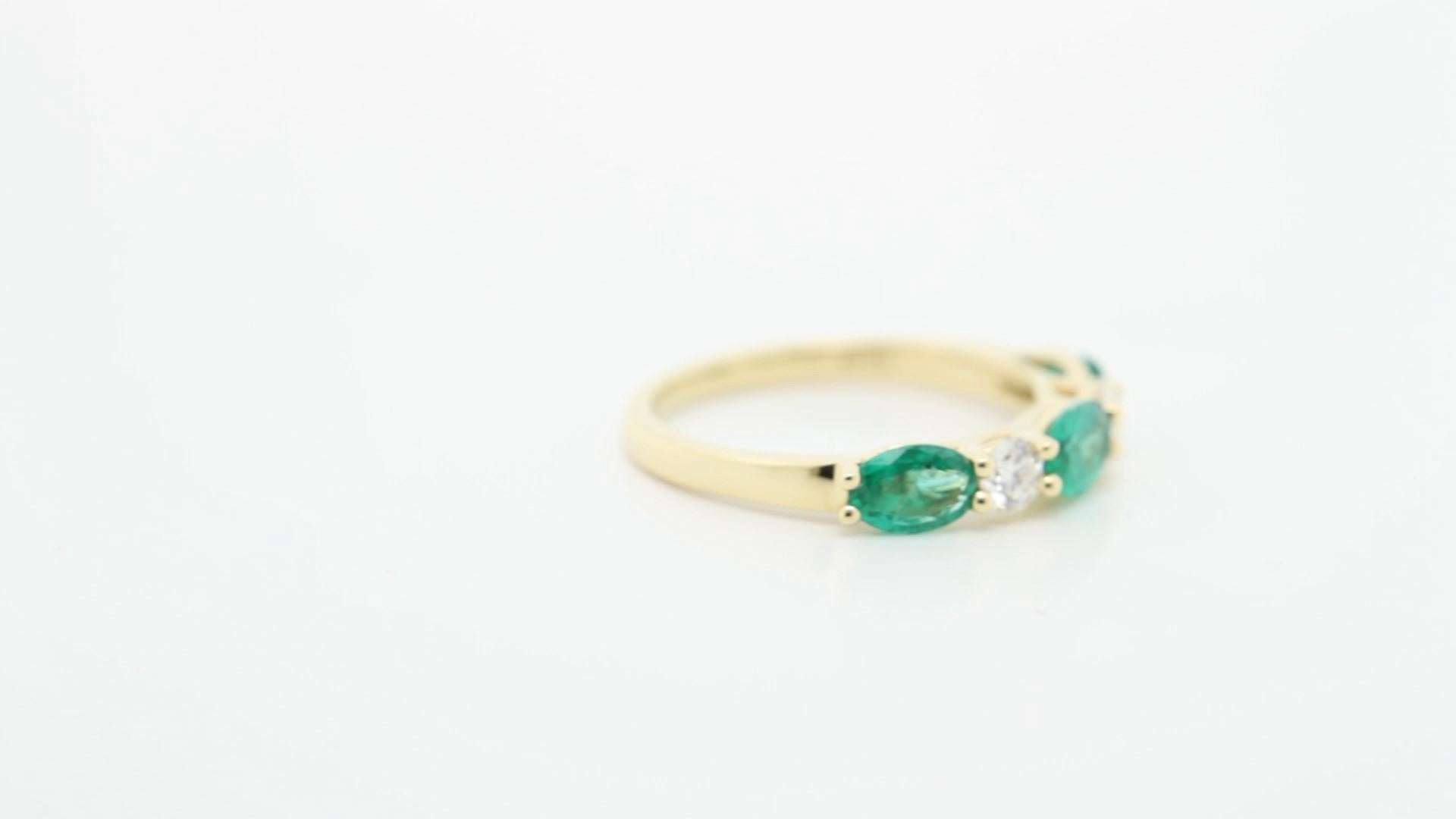 Taille émeraude Bague en or jaune 18K avec émeraude et diamant en vente