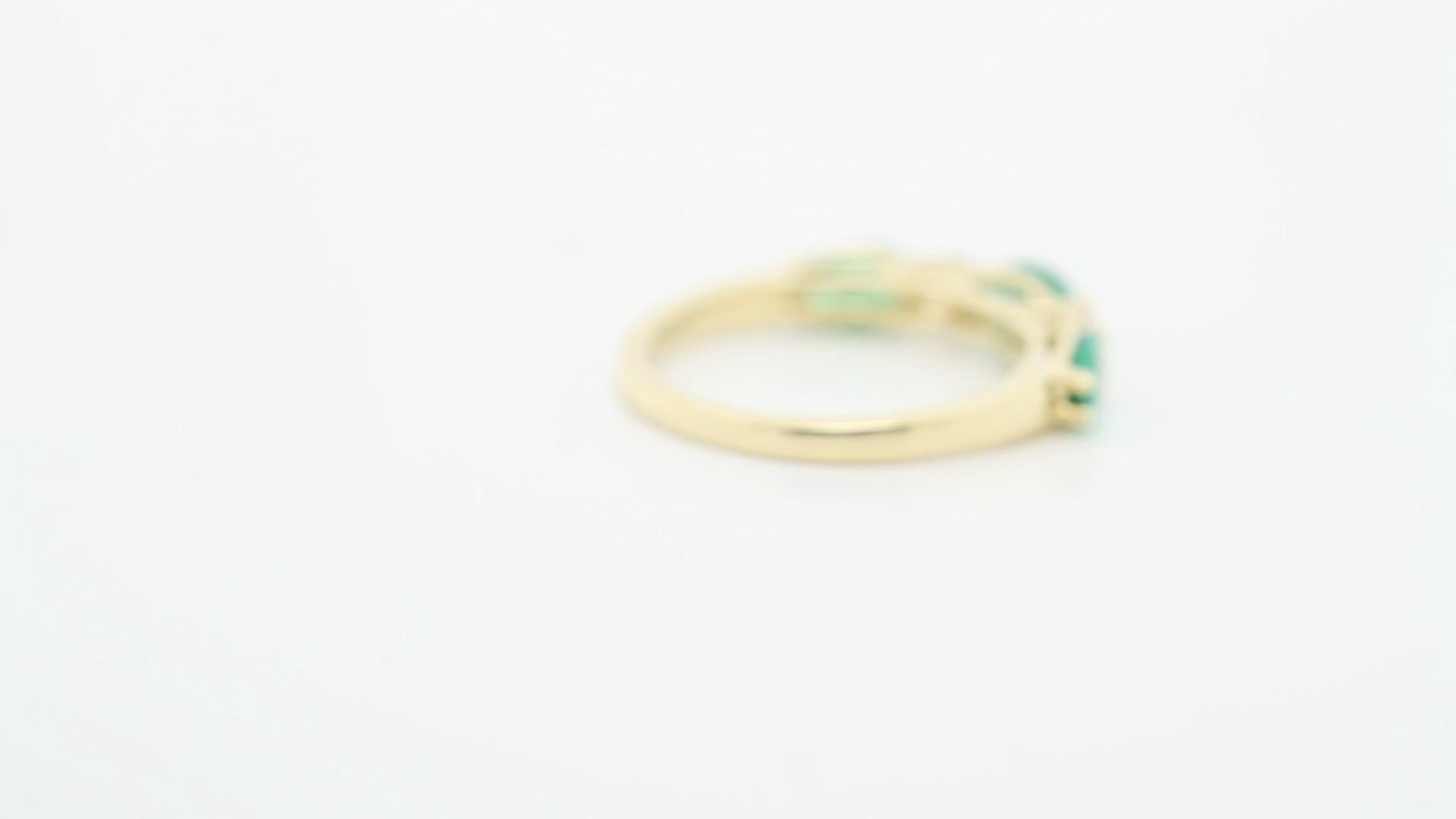 Bague en or jaune 18K avec émeraude et diamant Neuf - En vente à Hong Kong, HK