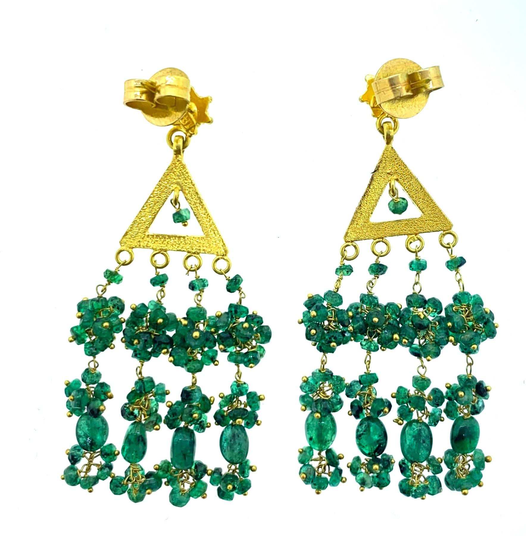 18 Karat Yellow Gold Emerald Earrings In New Condition For Sale In New York, NY