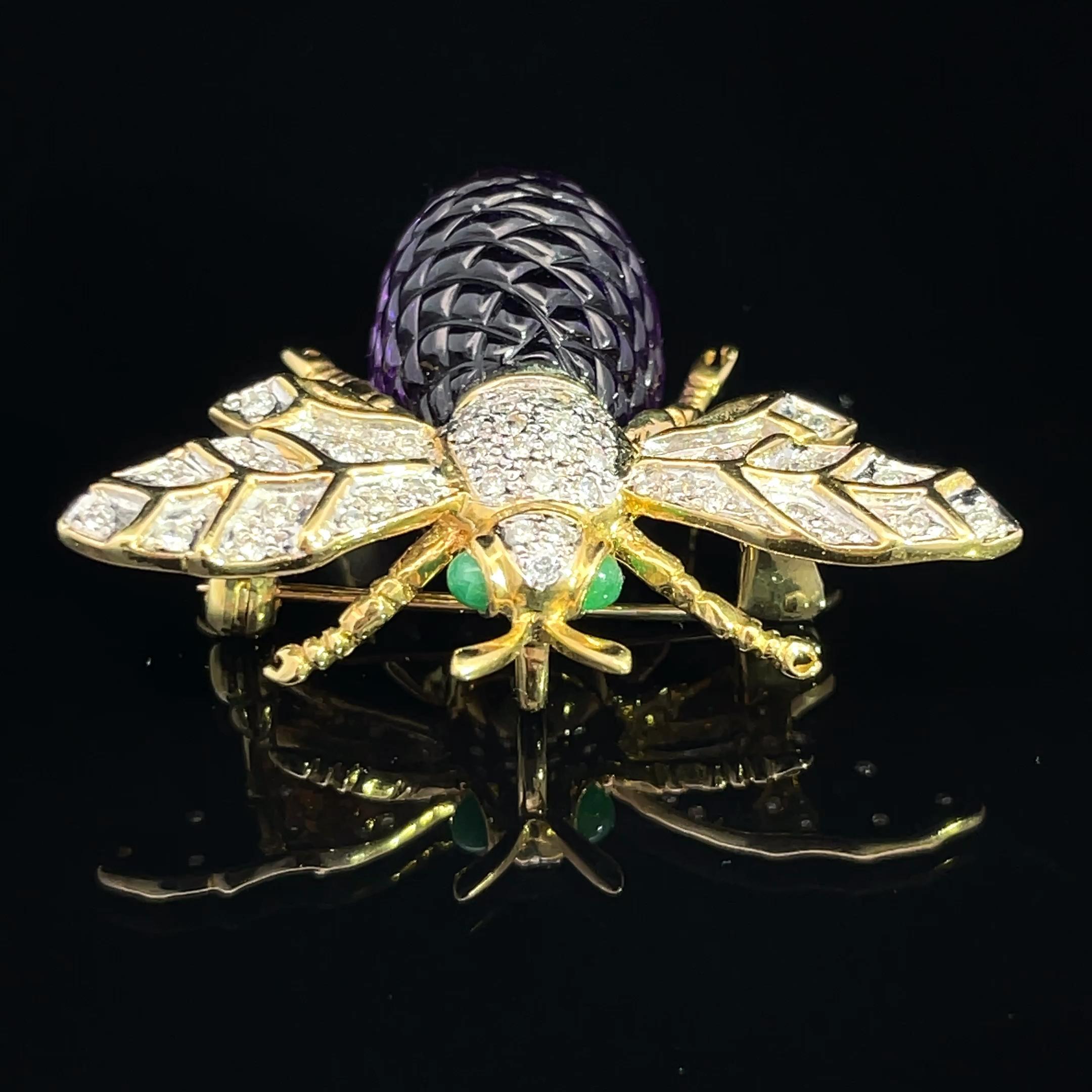 DBID#LSSw58874
Wir stellen unsere exquisite lila-weiße Bienenbrosche vor, ein atemberaubendes Stück, das mühelos Eleganz und Skurrilität vereint. Diese aus luxuriösem 18-karätigem Gelbgold gefertigte Brosche zeichnet sich durch aufwändige Details