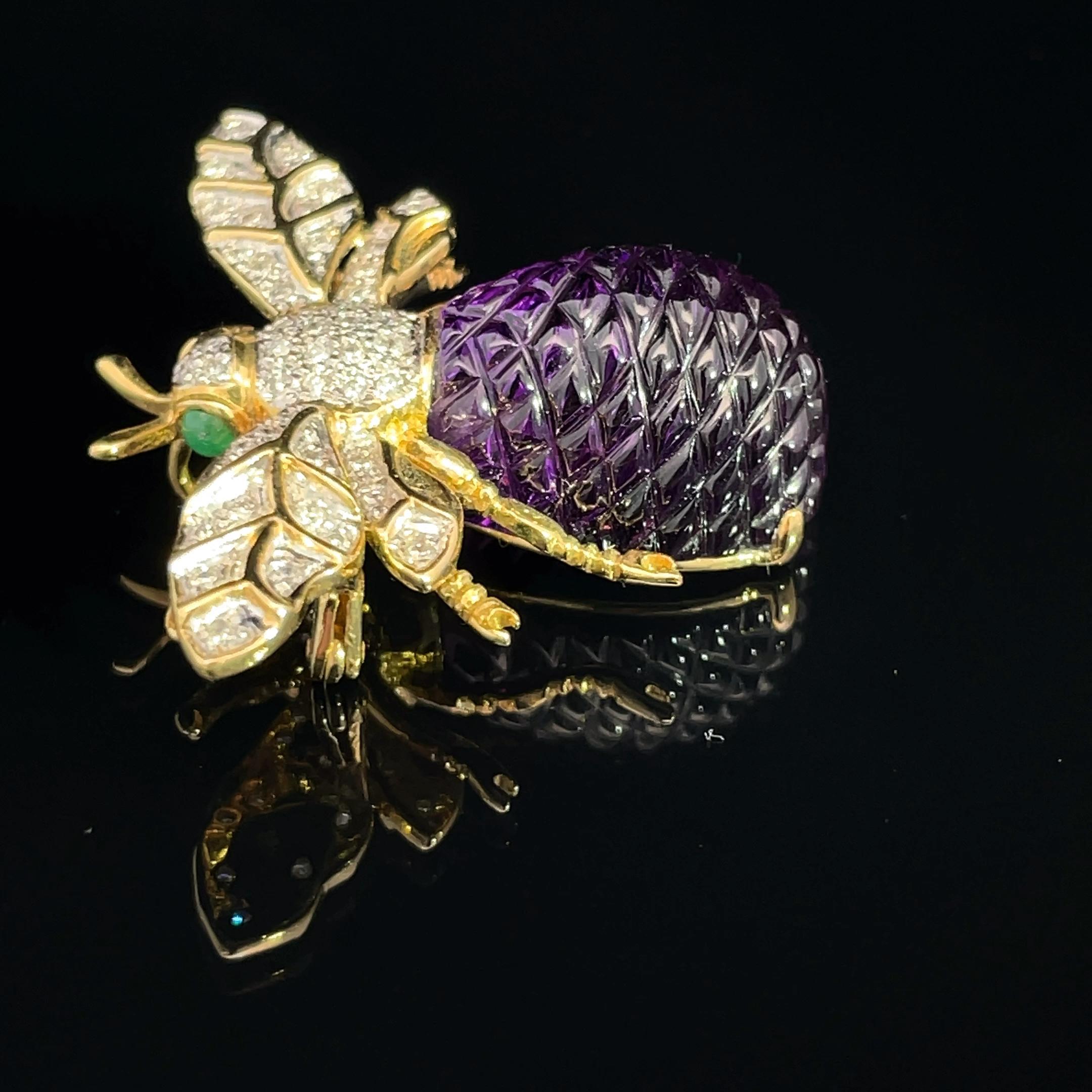 18 Karat Gelbgold Smaragd Augen Diamant und Amethyst Bienenbrosche für Damen oder Herren im Angebot