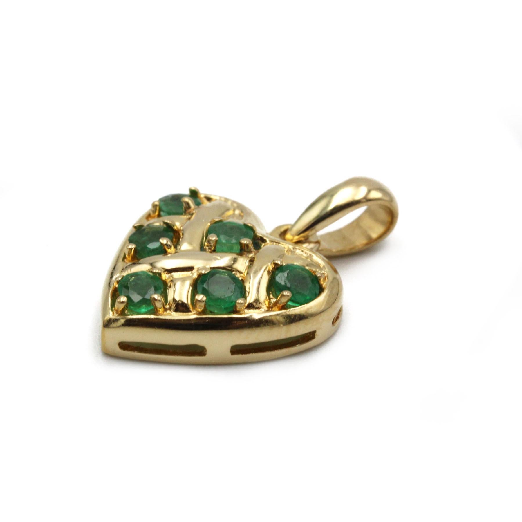 Rétro Pendentif en or jaune 18 carats en forme de cœur d'émeraude en vente