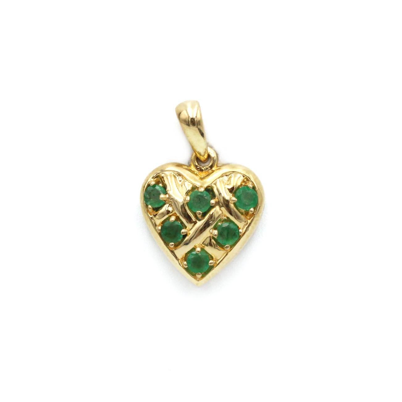 Taille ronde Pendentif en or jaune 18 carats en forme de cœur d'émeraude en vente