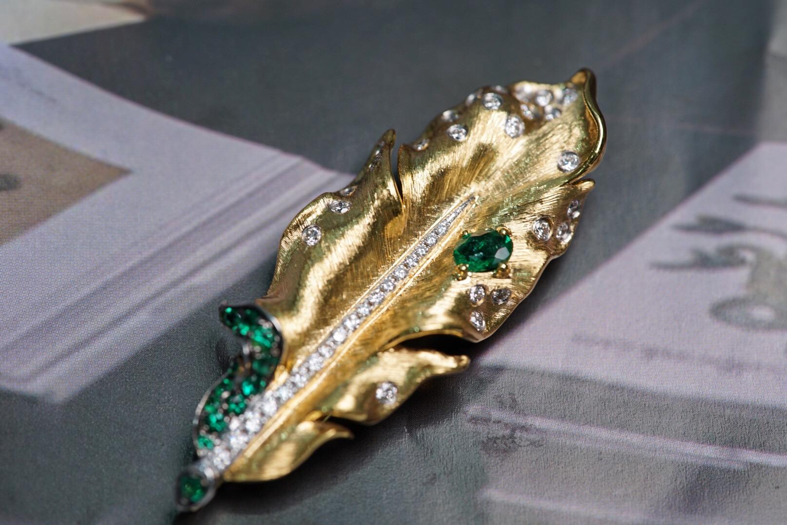 Spilla e ciondolo a forma di foglia di smeraldo in oro giallo 18K con diamanti

1 smeraldo - 0,20 CT
43 Diamanti - 0,43 CT
13 smeraldi - 0,175 CT
Oro giallo 18K - 6,57 GM

Ciondolo e spilla
Un regalo prezioso per Lui, Lei o per te stesso
