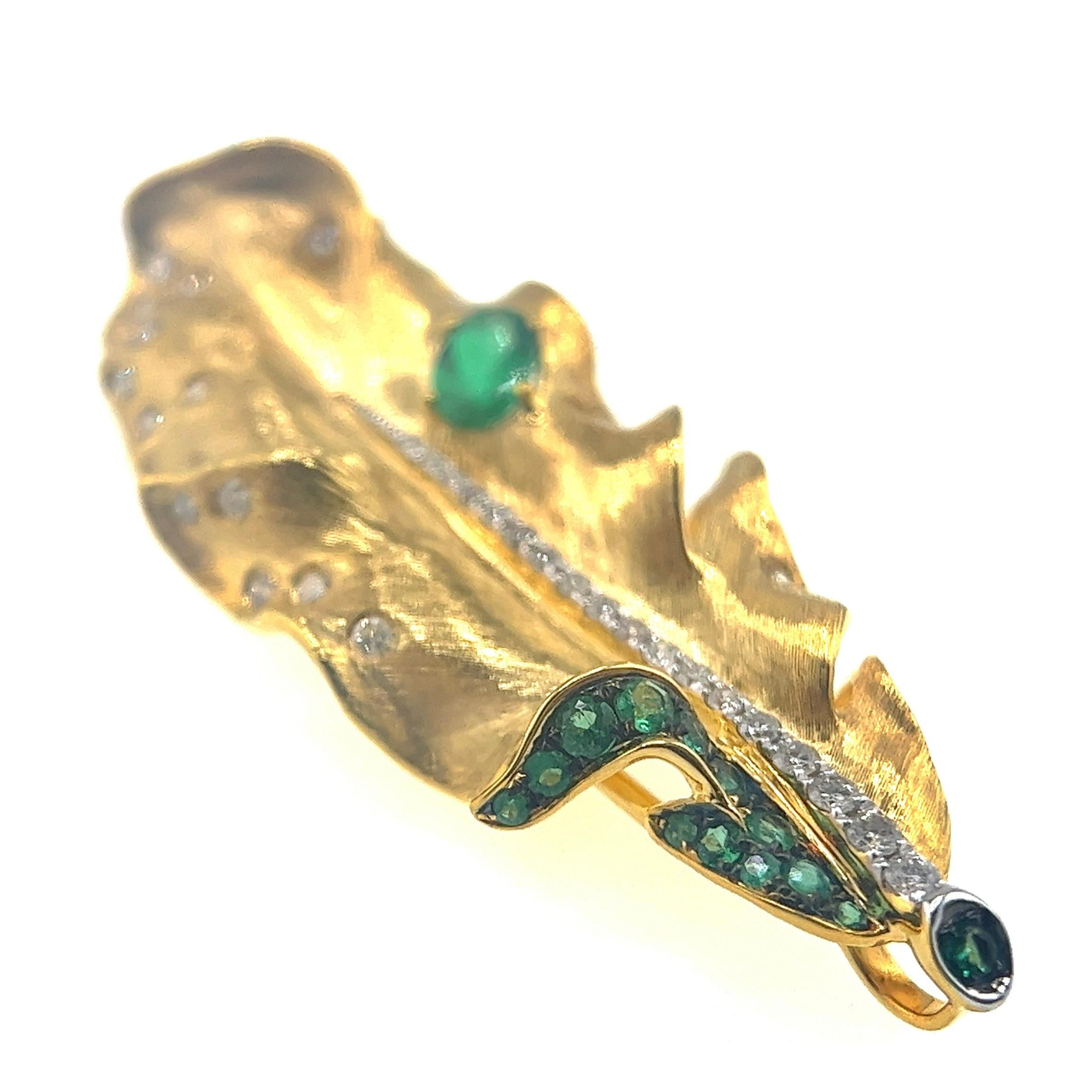 Taglio cuscino Spilla e ciondolo a forma di foglia di smeraldo in oro giallo 18K con diamanti in vendita