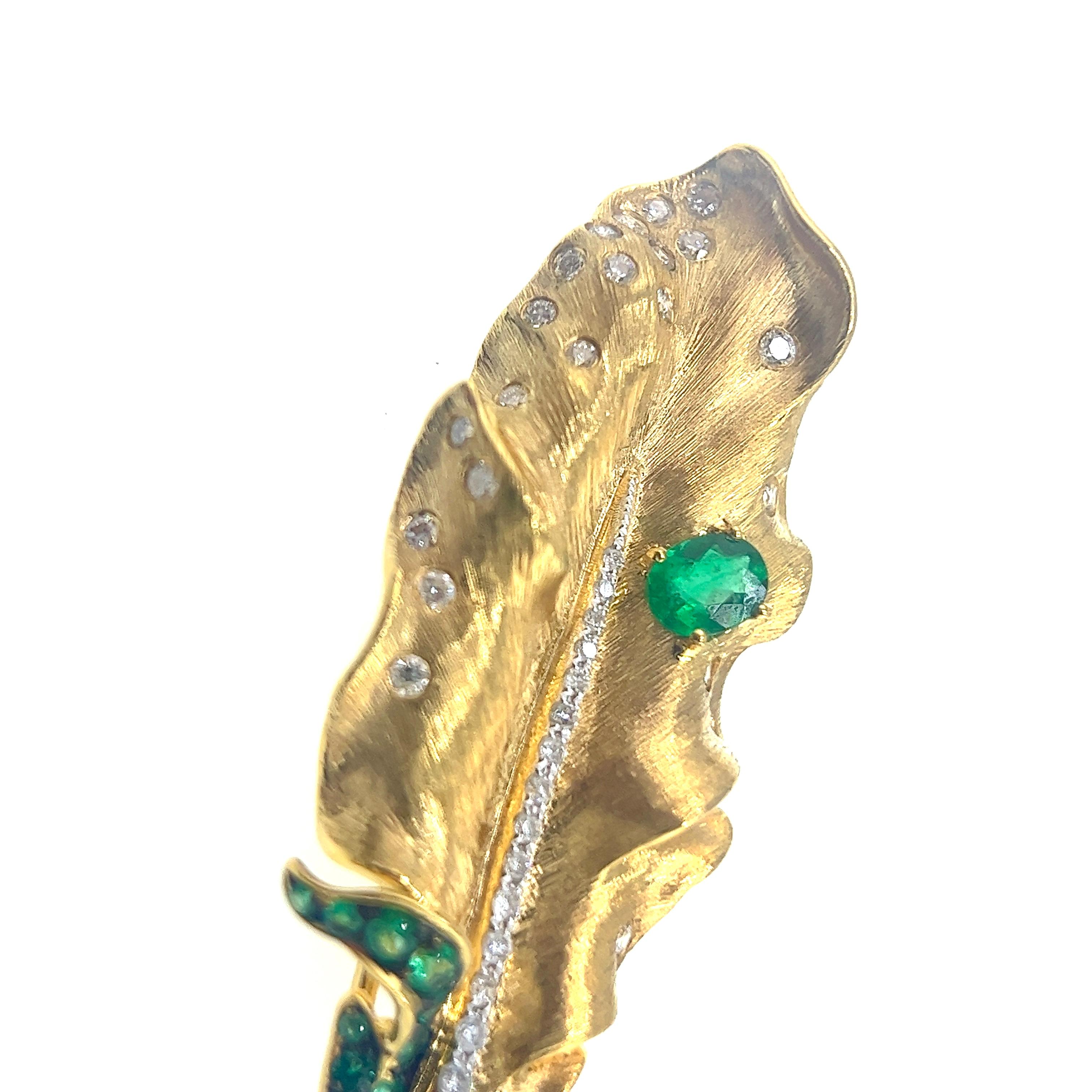 Spilla e ciondolo a forma di foglia di smeraldo in oro giallo 18K con diamanti In condizioni Nuovo in vendita a Kowloon, HK
