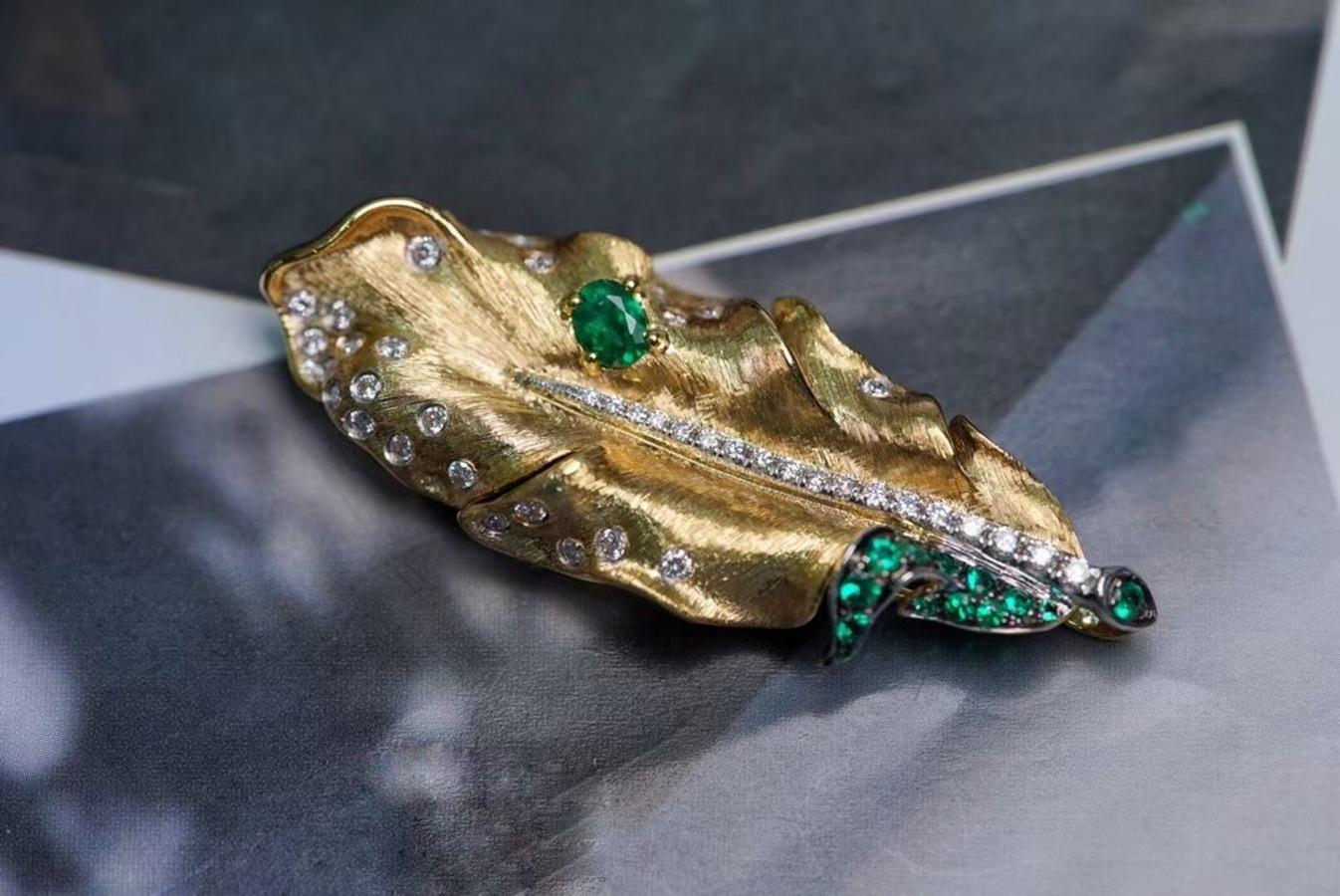 da uomo o donna Spilla e ciondolo a forma di foglia di smeraldo in oro giallo 18K con diamanti in vendita