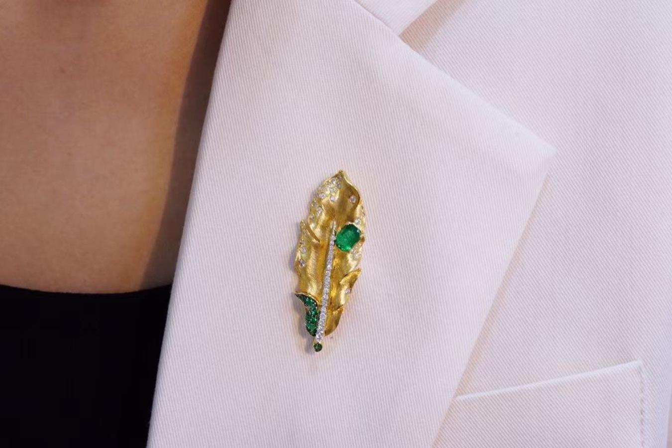 Spilla e ciondolo a forma di foglia di smeraldo in oro giallo 18K con diamanti in vendita 1