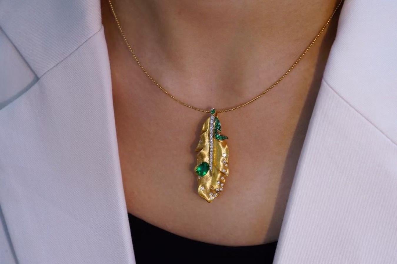 Spilla e ciondolo a forma di foglia di smeraldo in oro giallo 18K con diamanti in vendita 2