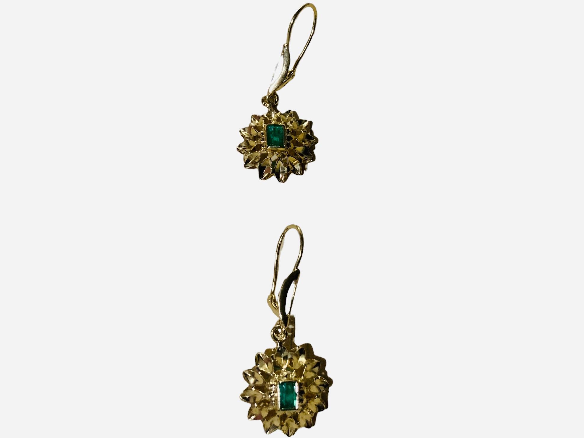  18K Yellow Gold Emerald Pair of Drop Earrings For Sale 1