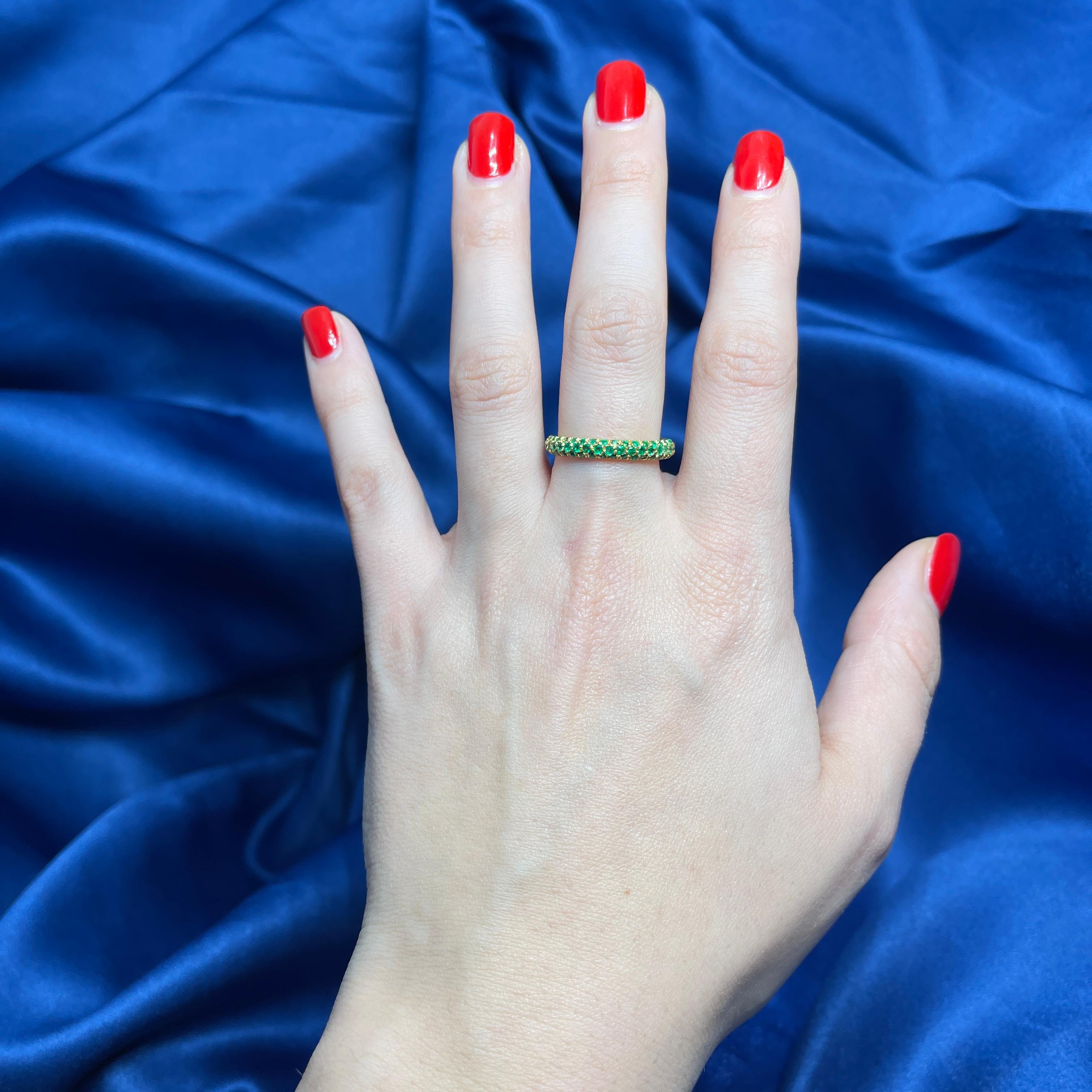 Brilliant Cut 18K Yellow Gold Emerald Pavé Band Ring For Sale