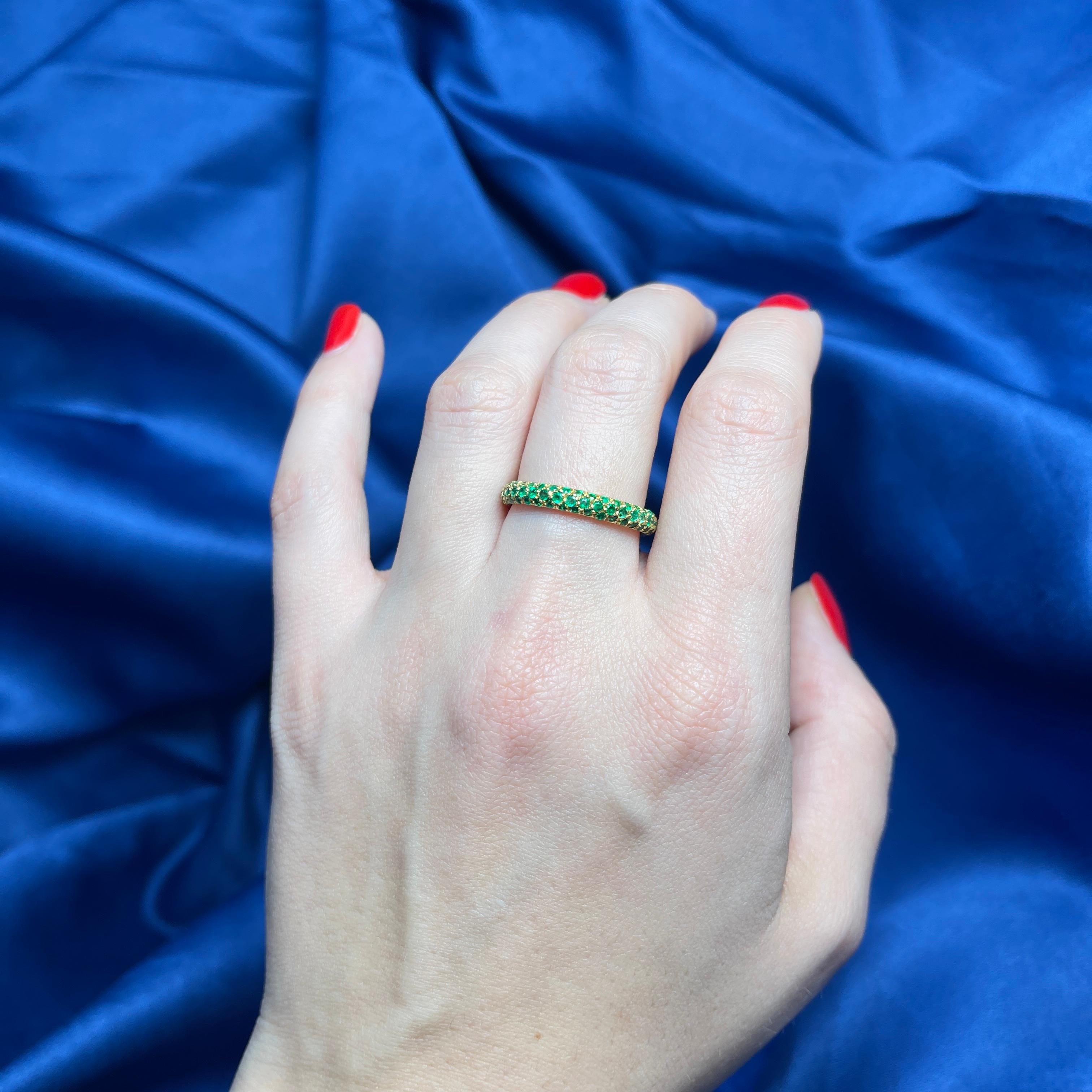18K Yellow Gold Emerald Pavé Band Ring In New Condition For Sale In Bergamo, BG